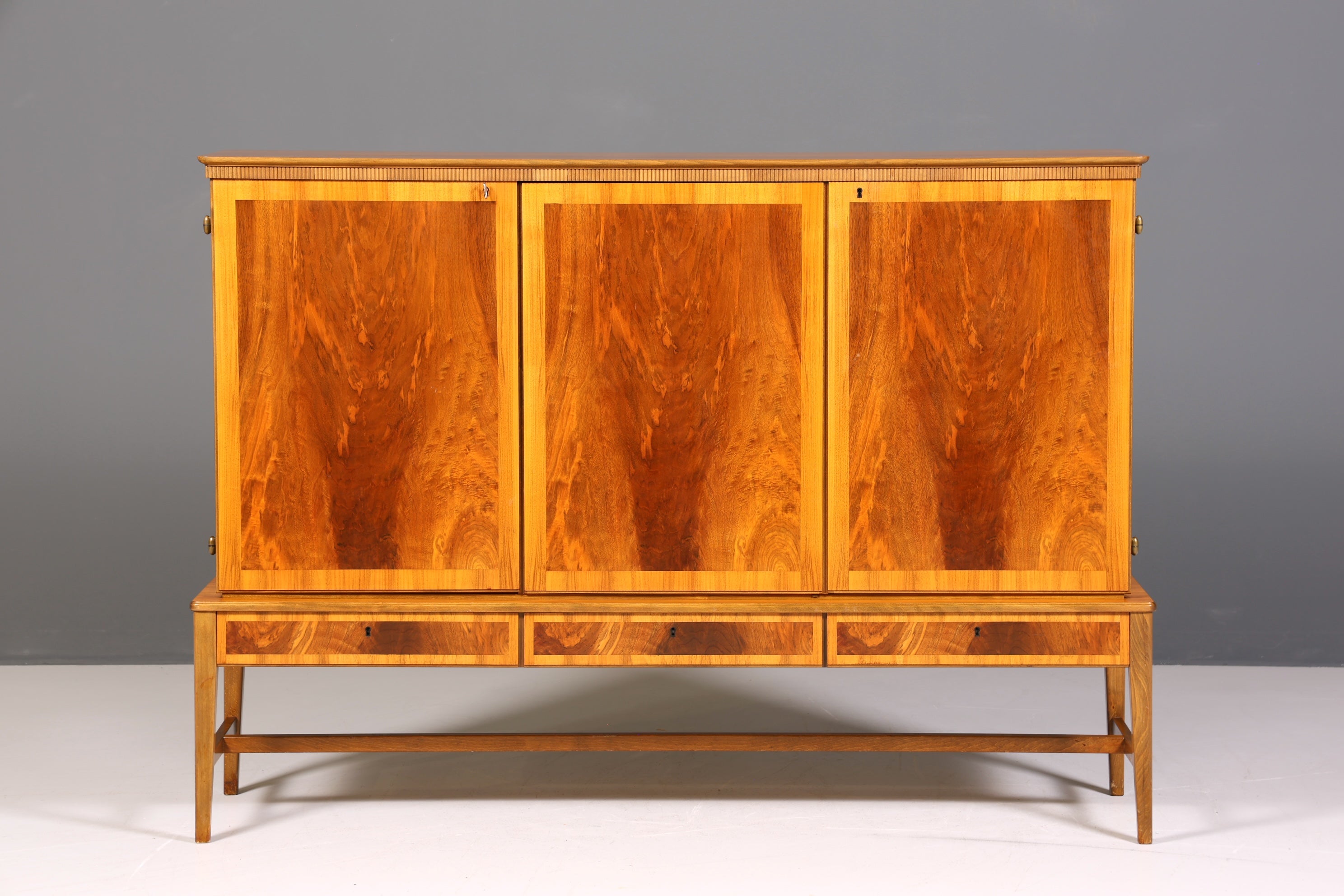 Traumhaftes Mid Century Highboard Schrank Büro Kommode Aktenschrank Wäscheschrank 60er Jahre