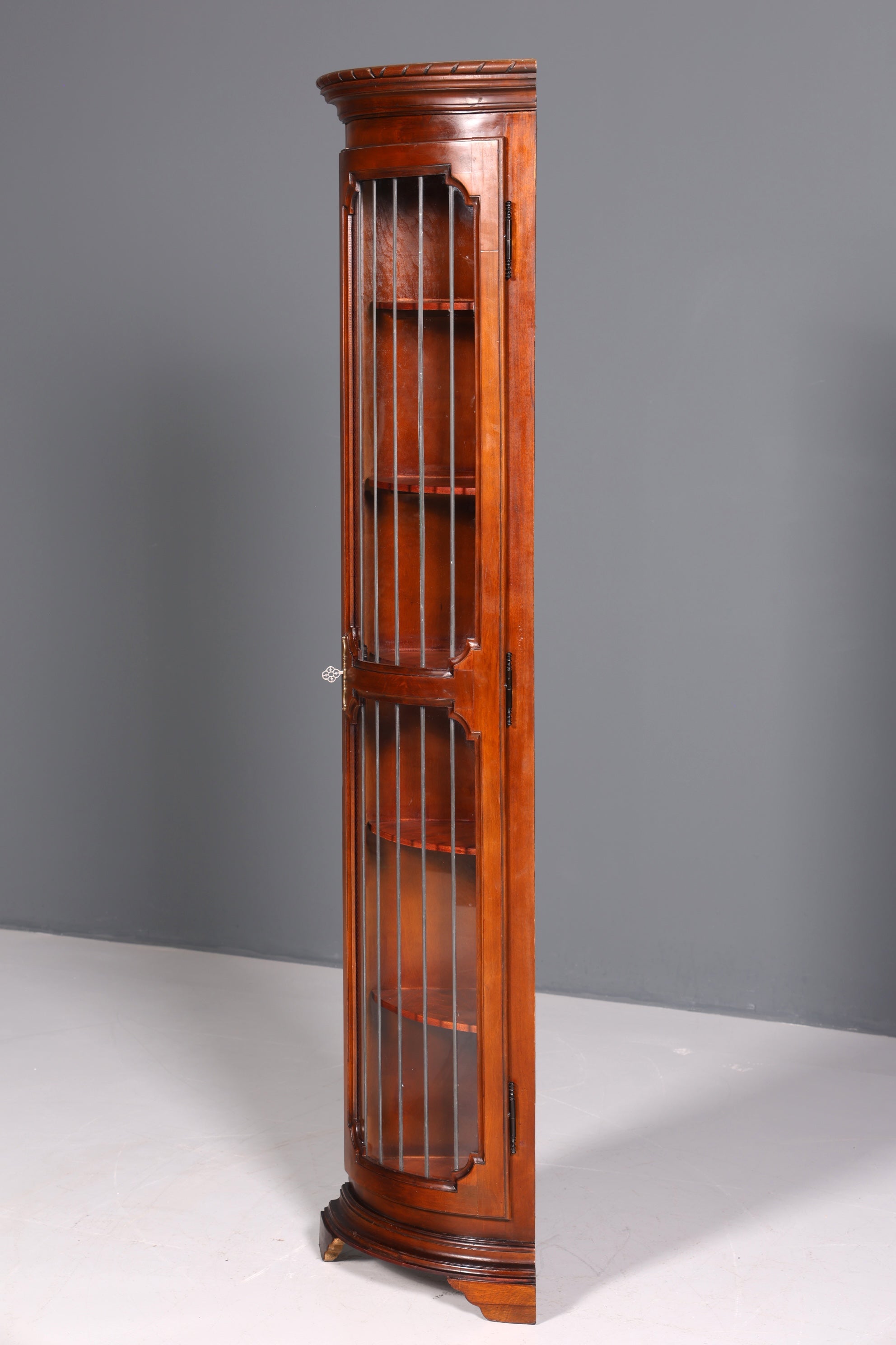 Traumhafte Englische Eckvitrine edwardianische Mahagoni Vitrine Bücherregal Schrank Antik Regal Bleiverglasung