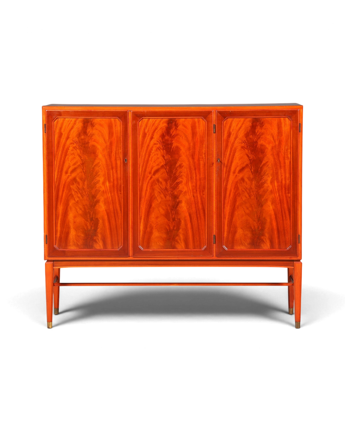 Hauptstadt Möblerei Mid Century Highboard aus massivem Holz mit drei Türen und eleganter Maserung im Vintage Stil