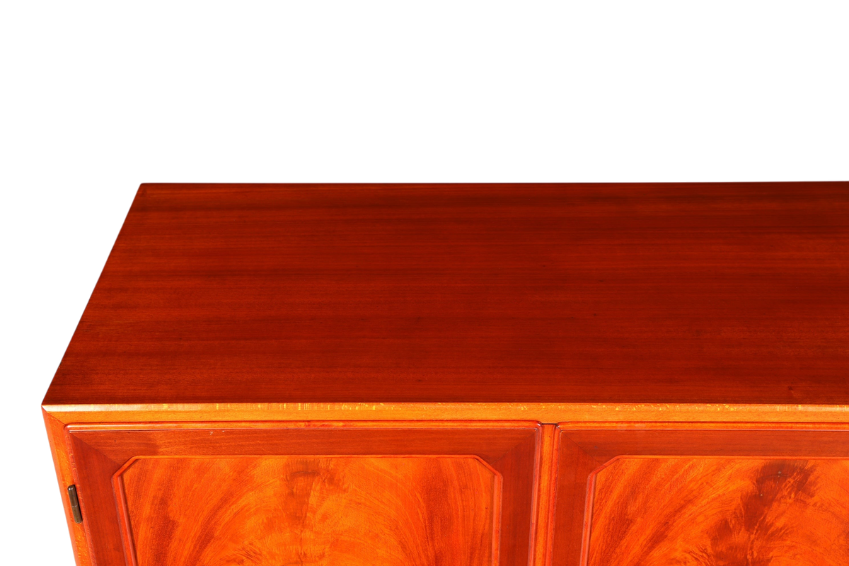 Hauptstadt Möblerei Mid Century Highboard aus massivem Holz mit charakteristischer Maserung im Vintage Design