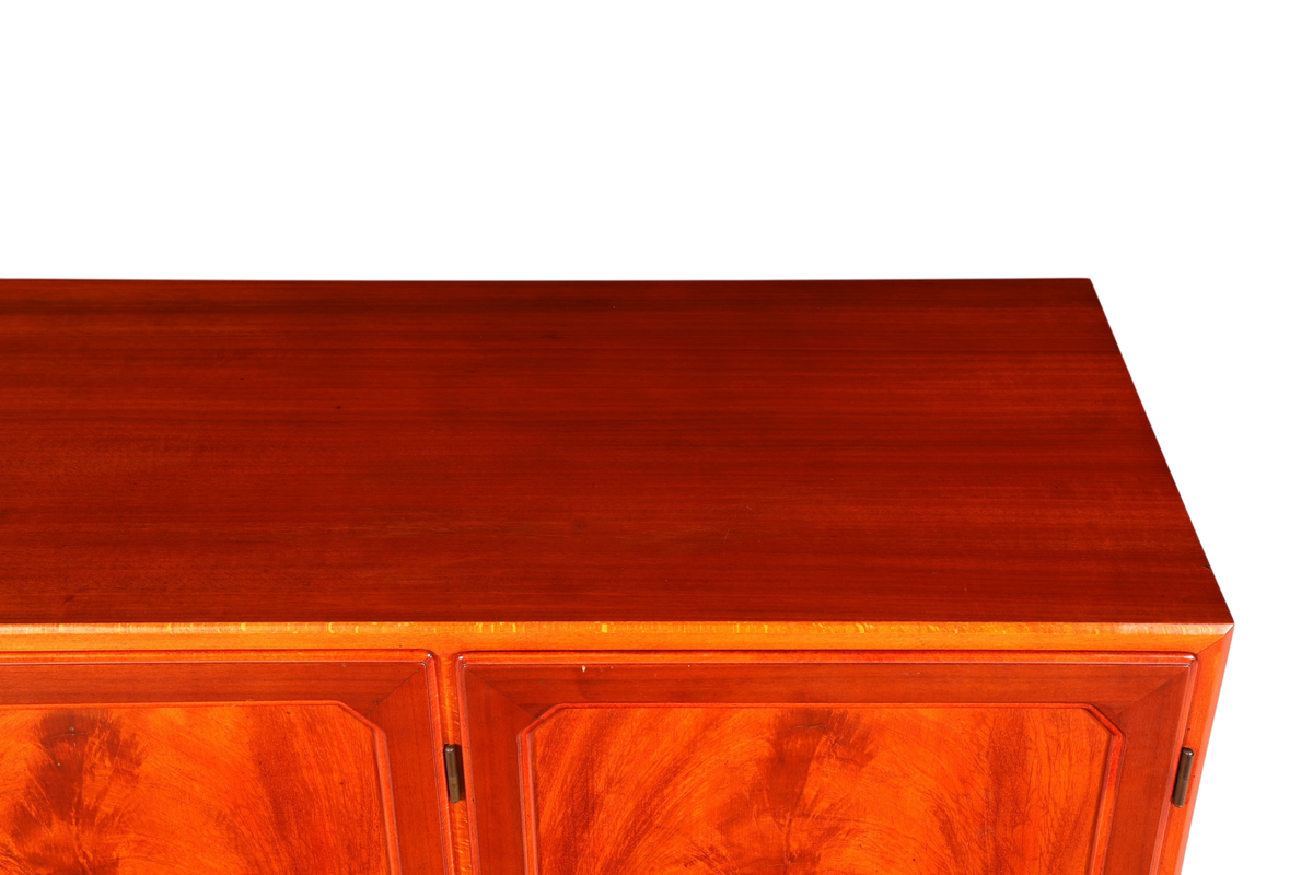 Hauptstadt Möblerei Mid Century Highboard aus massivem Holz mit glatter Oberfläche und eleganter Maserung