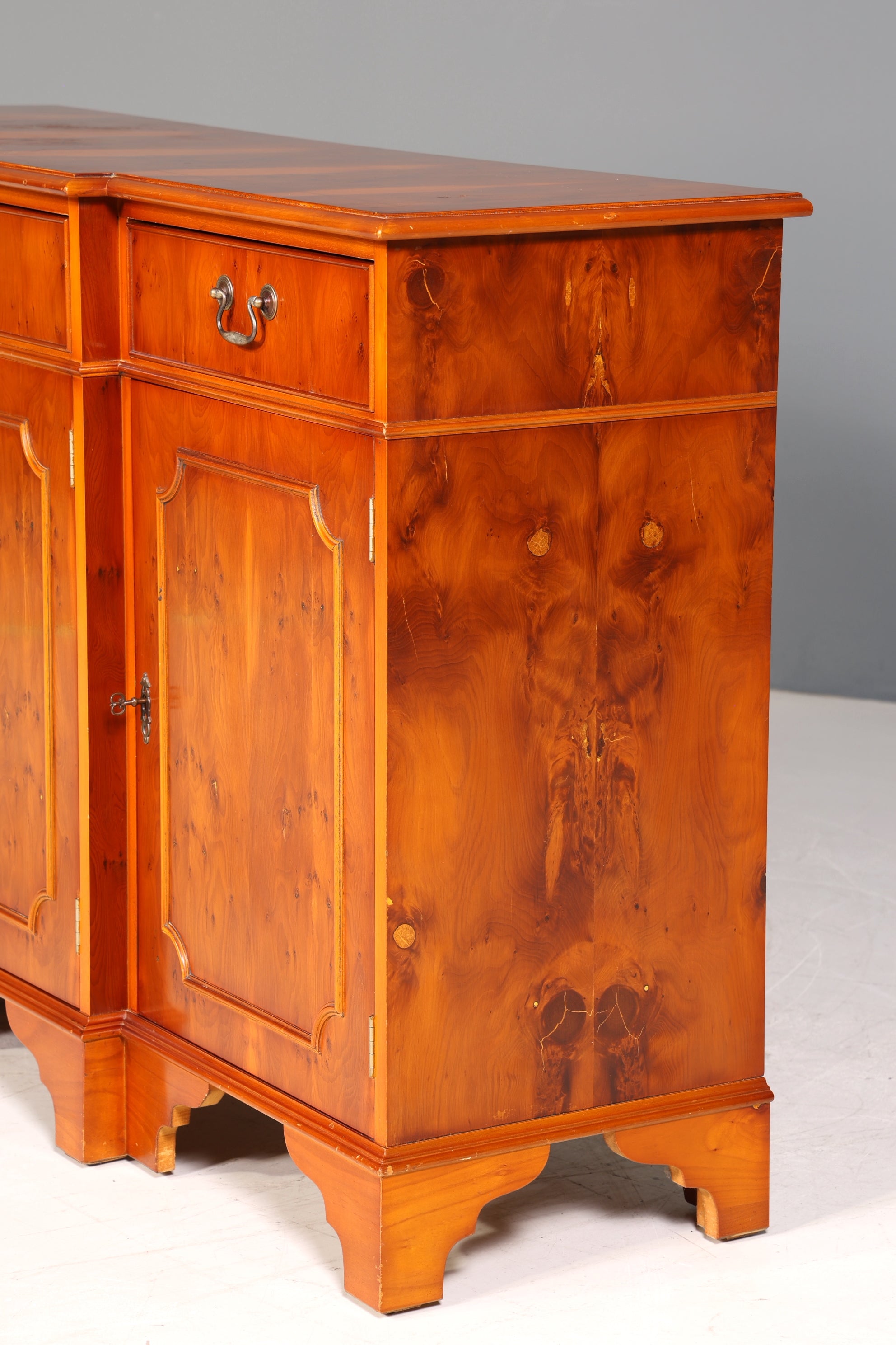 Wunderschönes Englisches Sideboard Eibe Schrank Antik 60s Buffetschrank Kommode