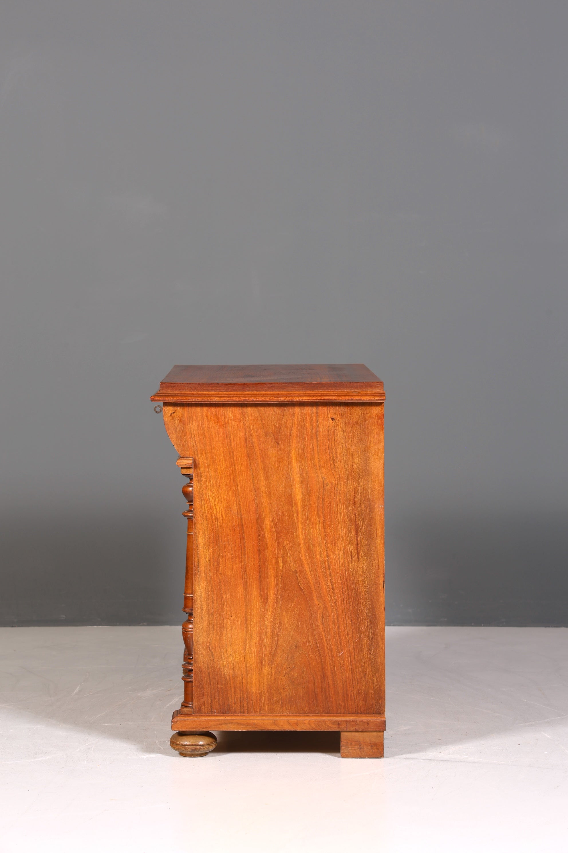 Commode élégante de style Louis-Philippe, buffet en noyer, époque Gründerzeit (fin du XIXe siècle), vers 1880