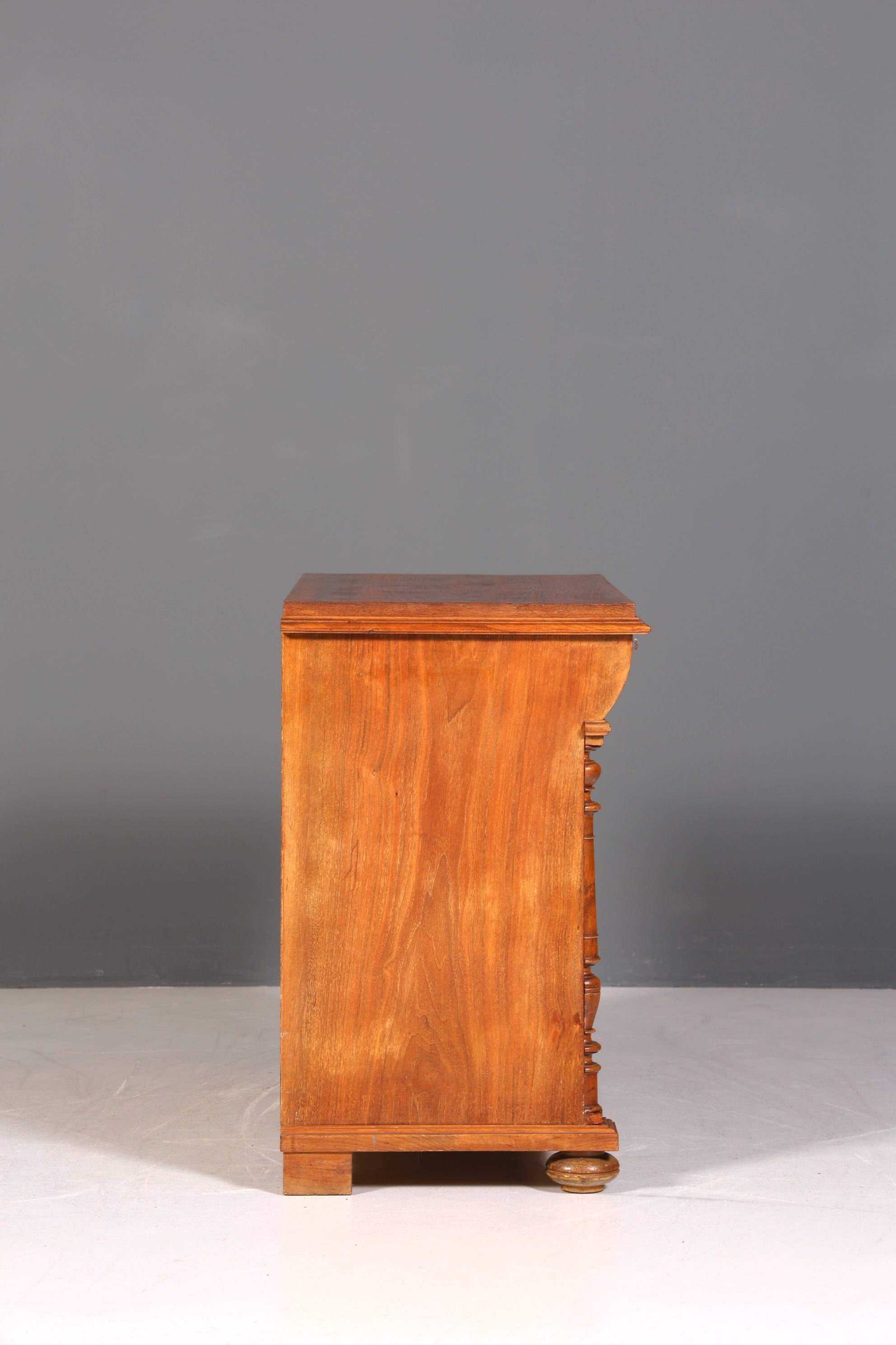 Commode élégante de style Louis-Philippe, buffet en noyer, époque Gründerzeit (fin du XIXe siècle), vers 1880