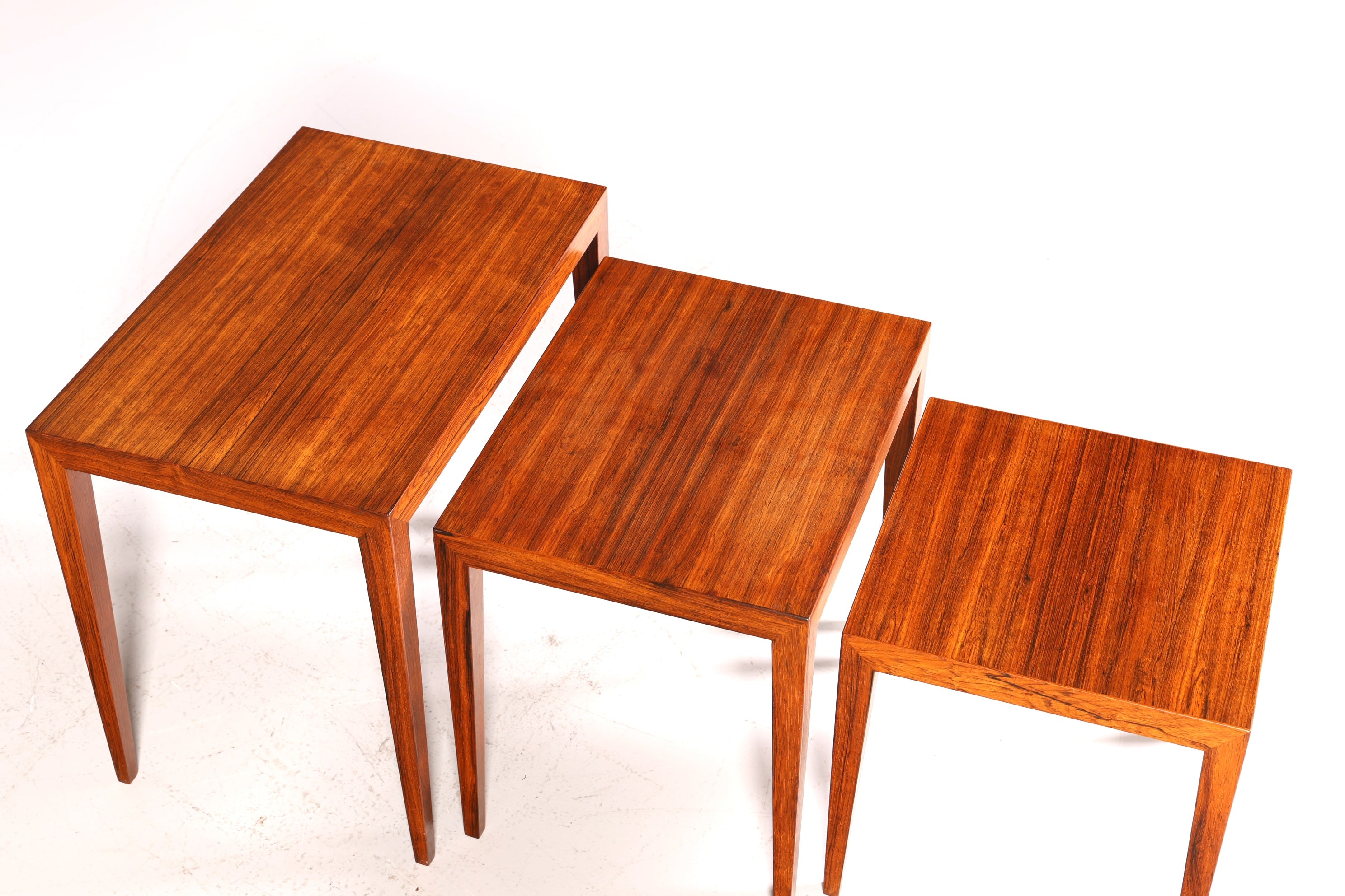 Filigranes Mid Century Tisch Set Designed by Severin Hansen Jr. für Haslev Møbelfabrik Couchtisch Palisander Holz 3er Satz Ablagetisch Beistelltisch