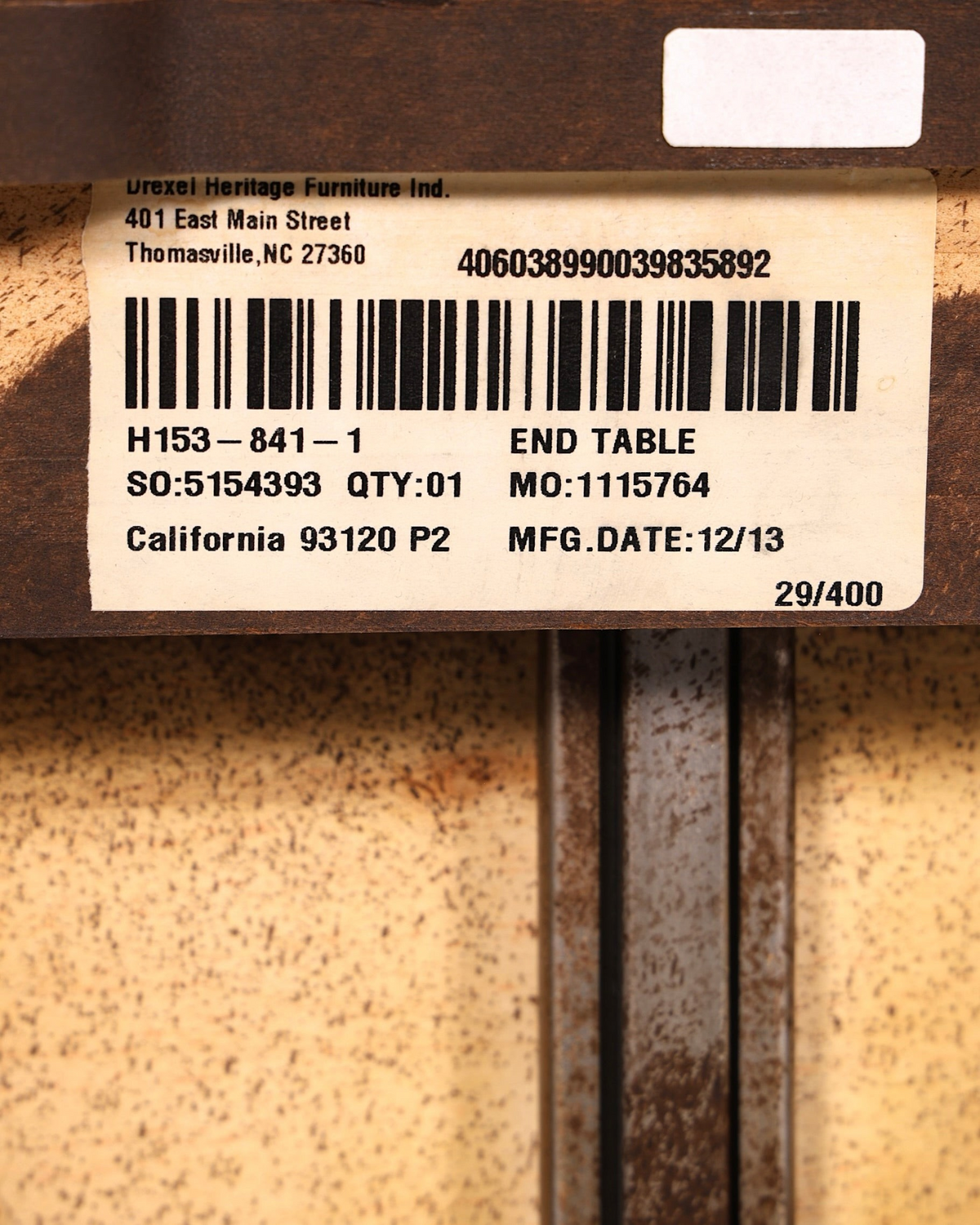 Drexel Heritage Produktetikett mit Barcode und Herstellungsdetails an einem massiven Mahagoni Beistelltisch
