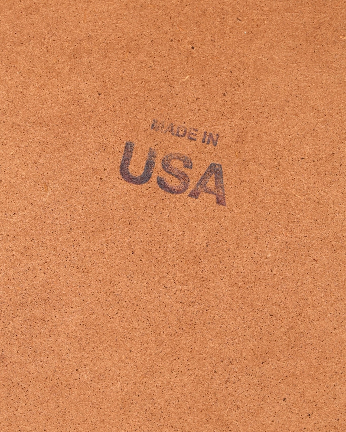 Hauptstadt Möblerei Drexel Heritage Kommode mit Made in USA Stempel auf der massiven Holzoberfläche