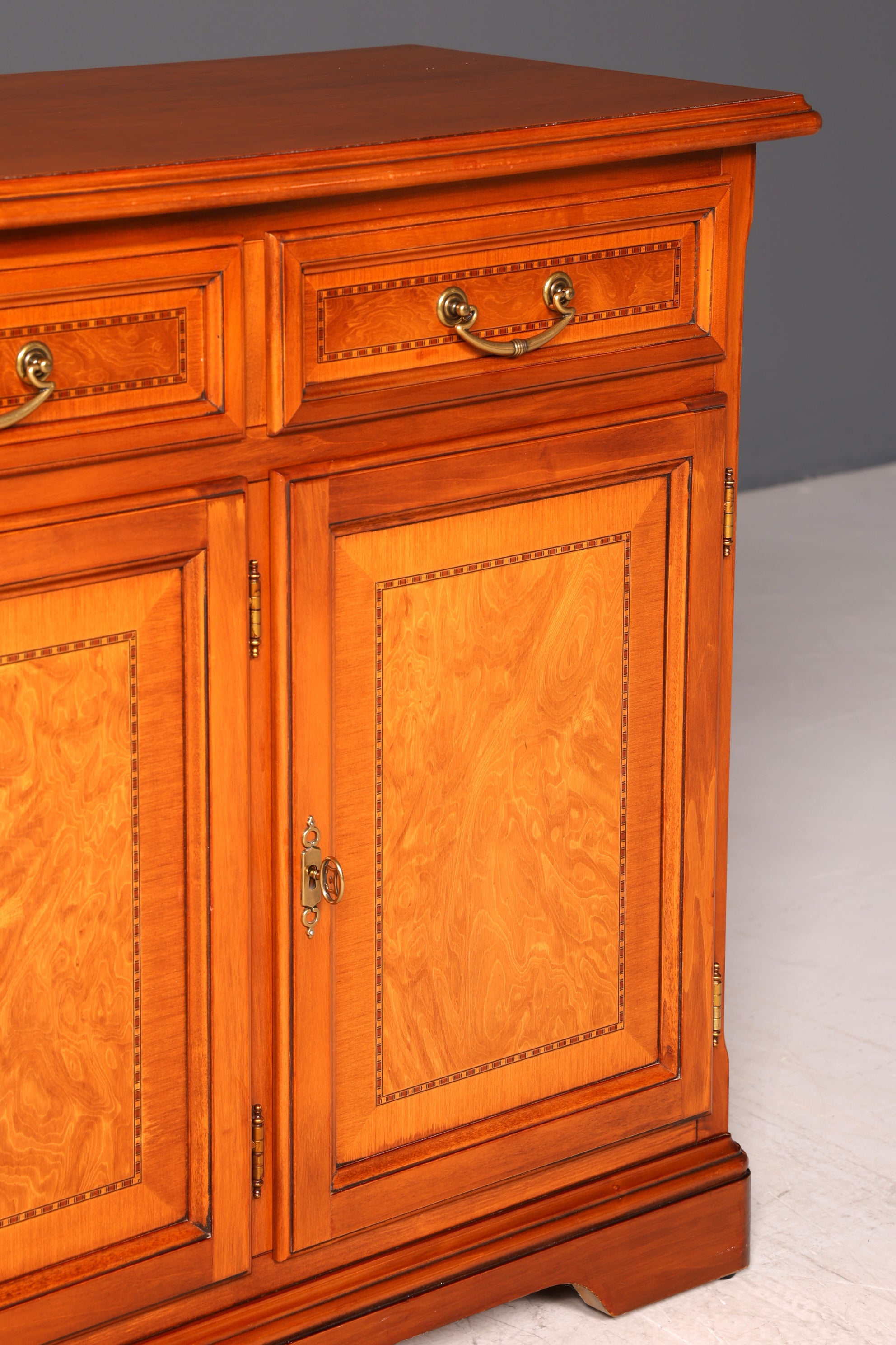 G441 Finish Wunderschönes Englisches Sideboard Eibe Schrank Antik Stil Buffetschrank Kommode (Kopie)