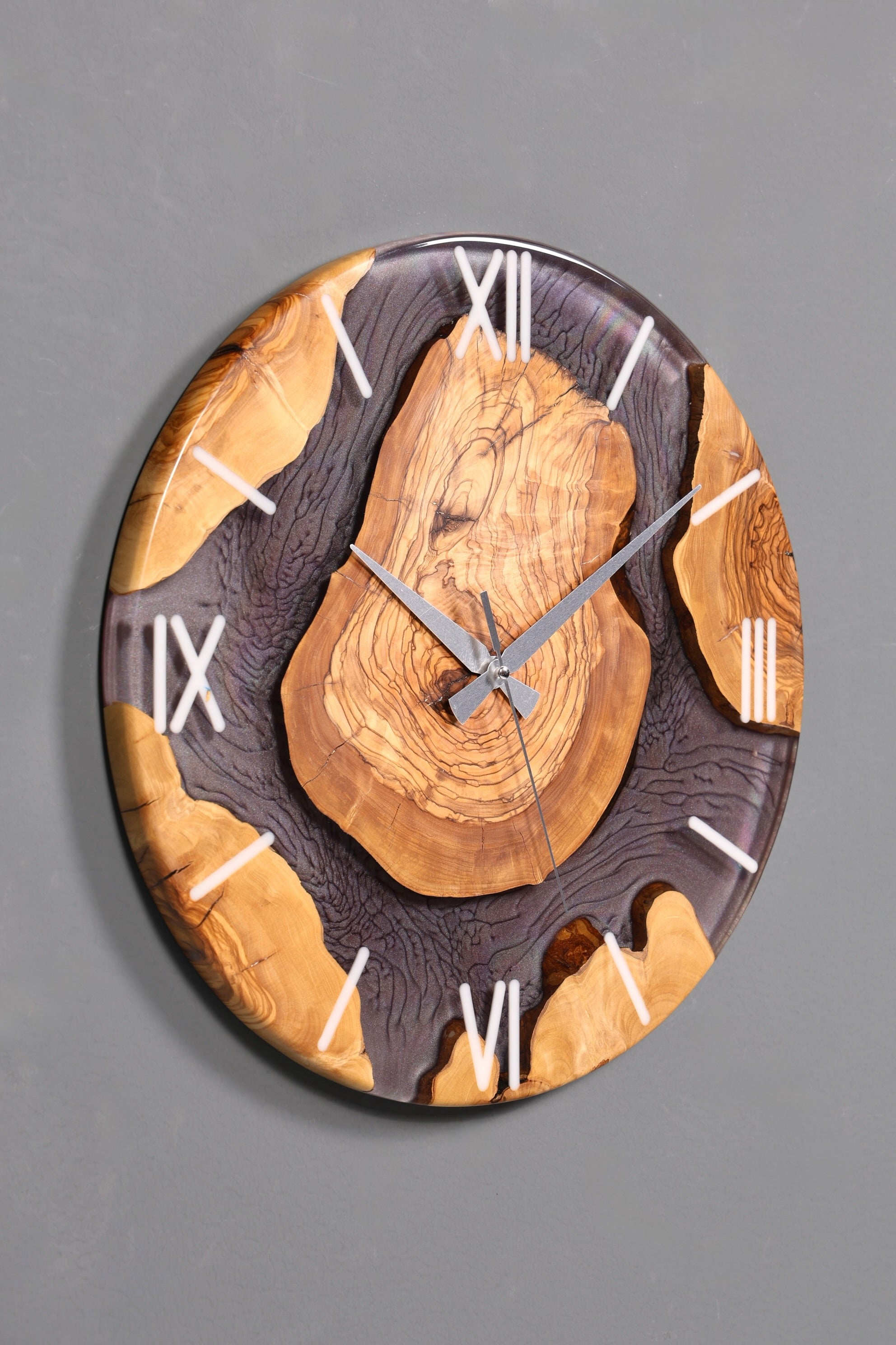 Horloge murale élégante en résine époxy faite à la main, motif olivier, horloge analogique grise en époxy