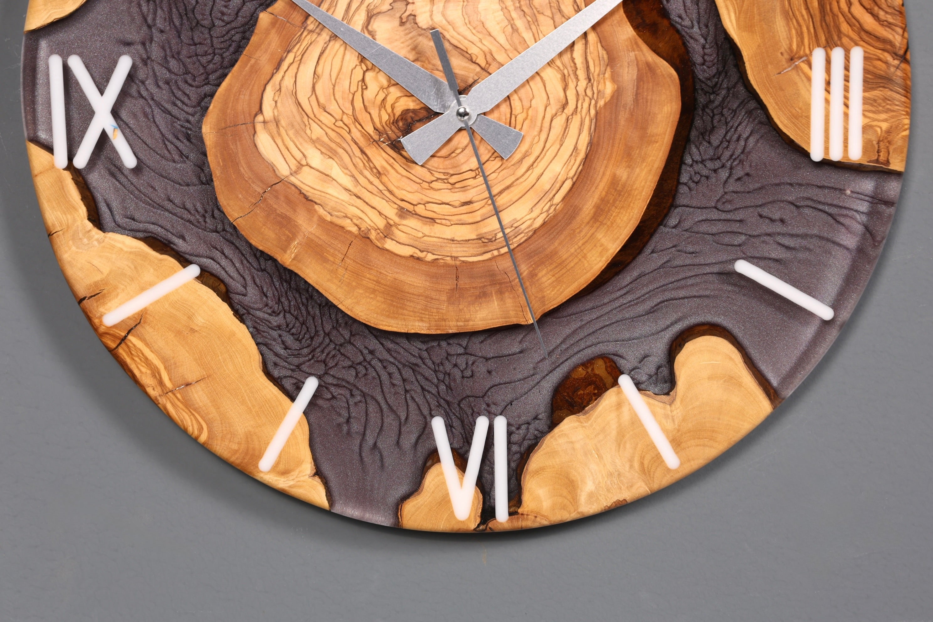 Horloge murale élégante en résine époxy faite à la main, motif olivier, horloge analogique grise en époxy