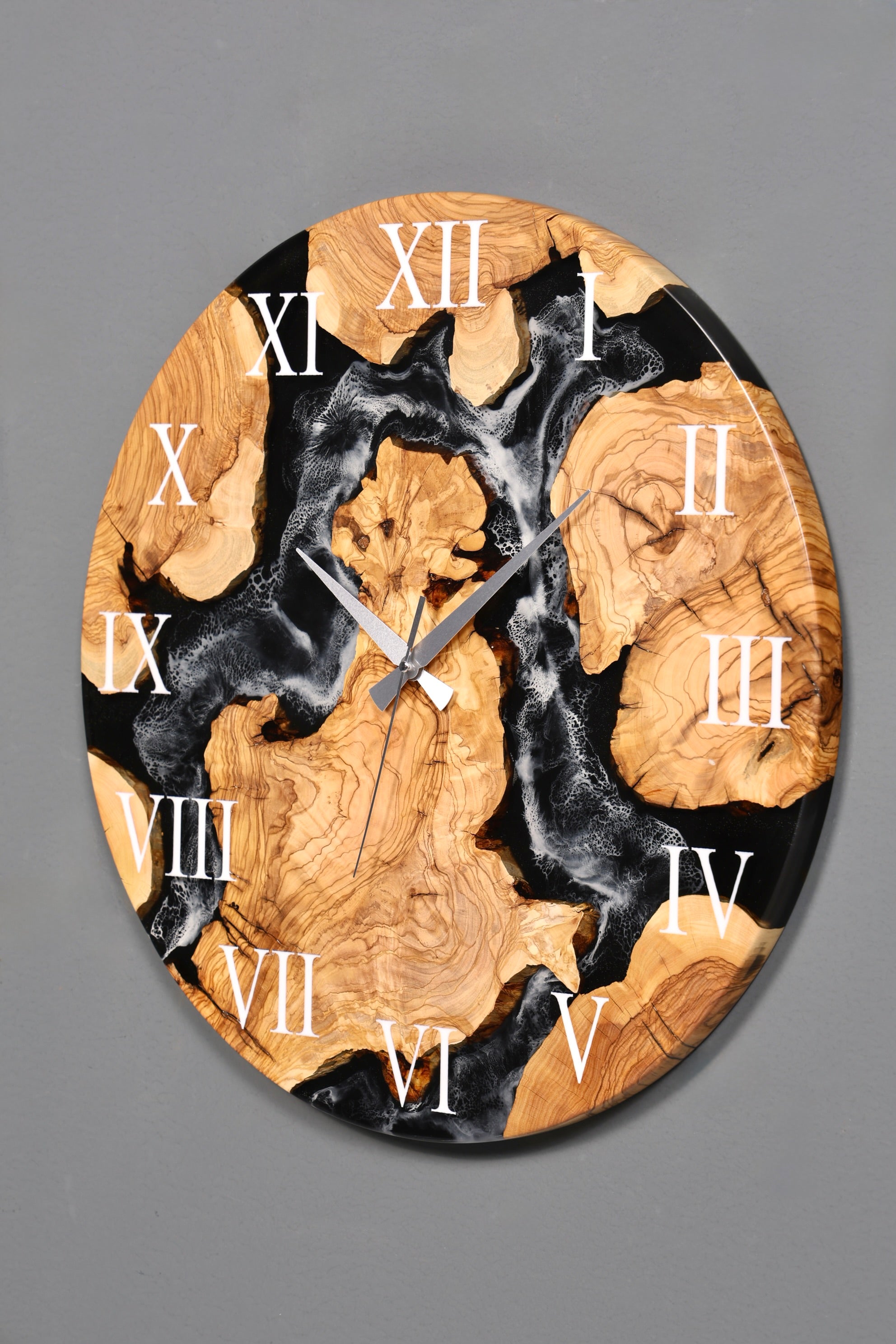 Belle horloge murale artisanale en résine époxy, motif olivier, horloge analogique en époxy noir