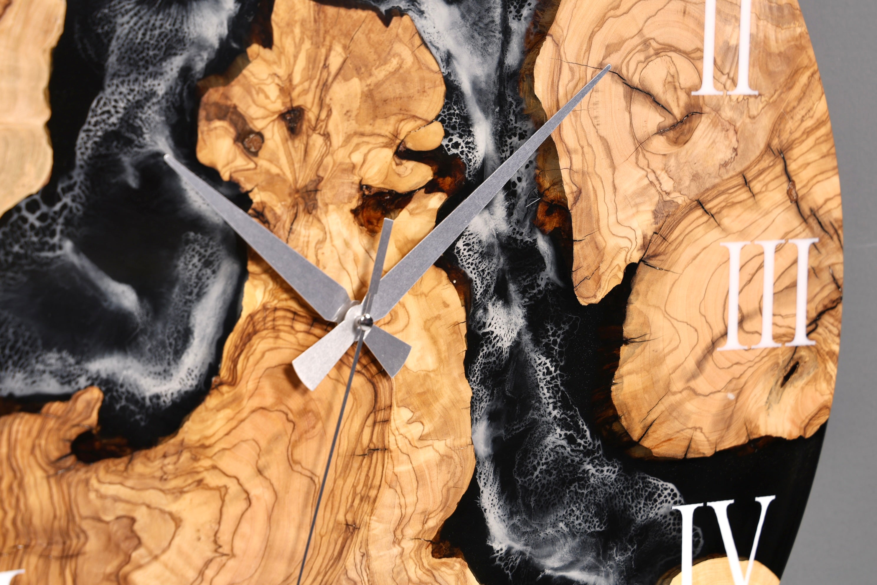 Belle horloge murale artisanale en résine époxy, motif olivier, horloge analogique en époxy noir