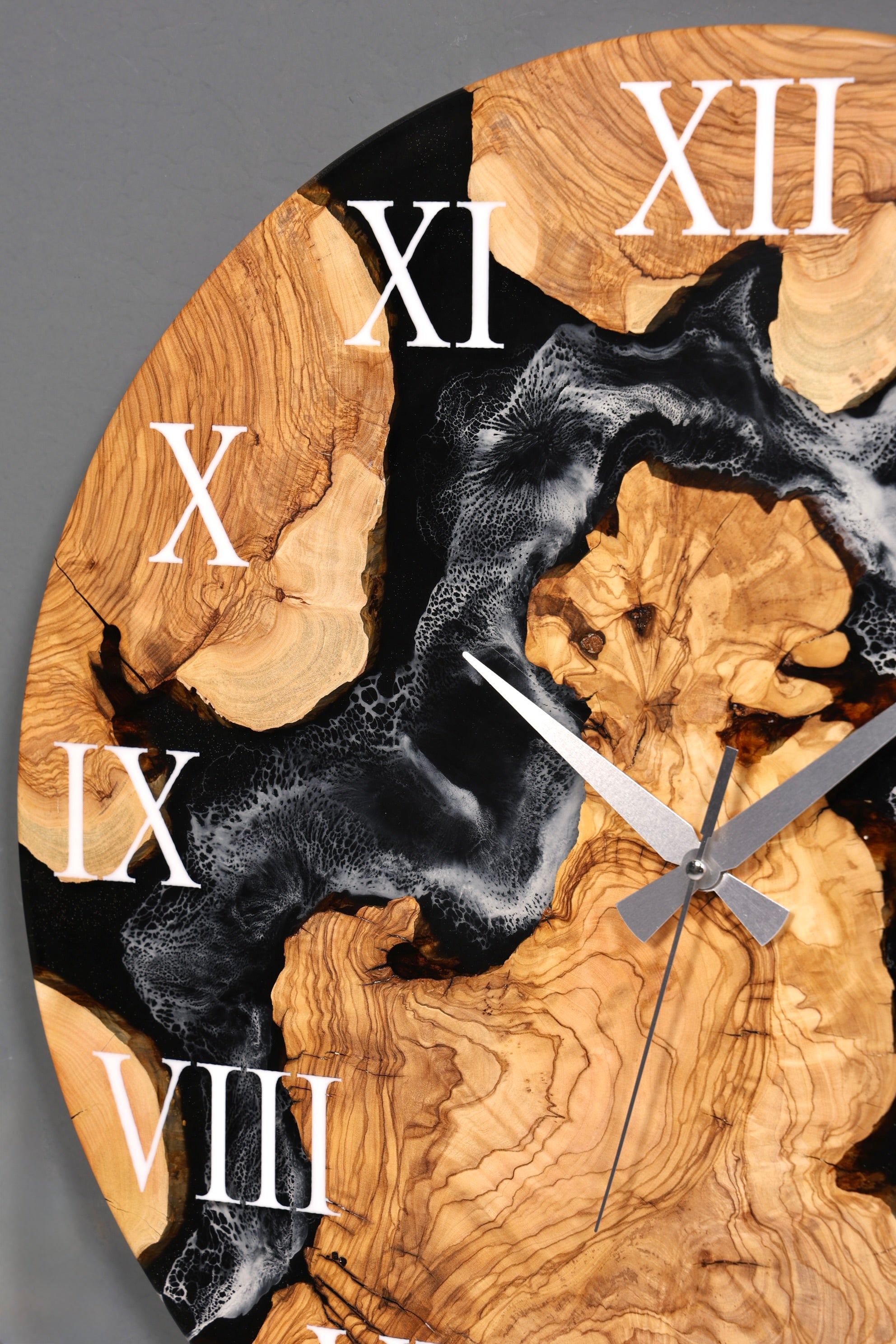 Belle horloge murale artisanale en résine époxy, motif olivier, horloge analogique en époxy noir