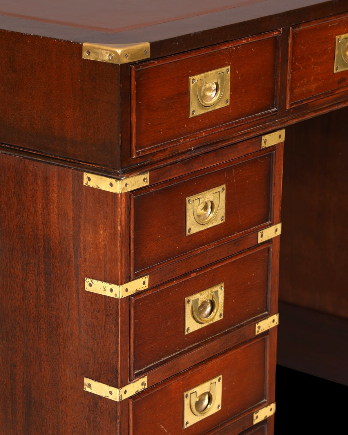 Hauptstadt Möblerei Schreibtisch im Military Chest Stil aus dunklem Holz mit Messingbeschlägen und Lederauflage