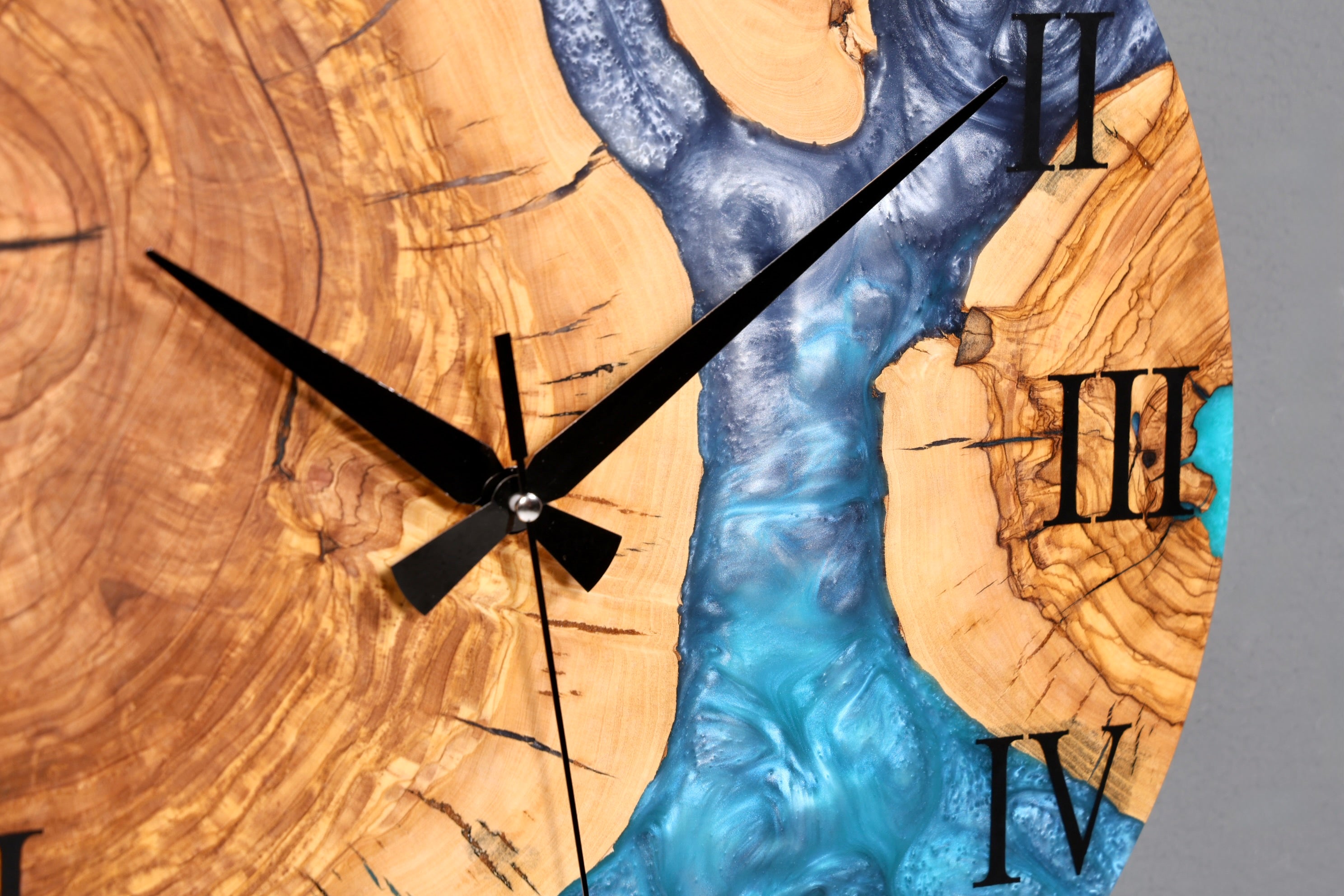 Horloge murale artisanale en résine époxy, motif olivier, horloge analogique en époxy