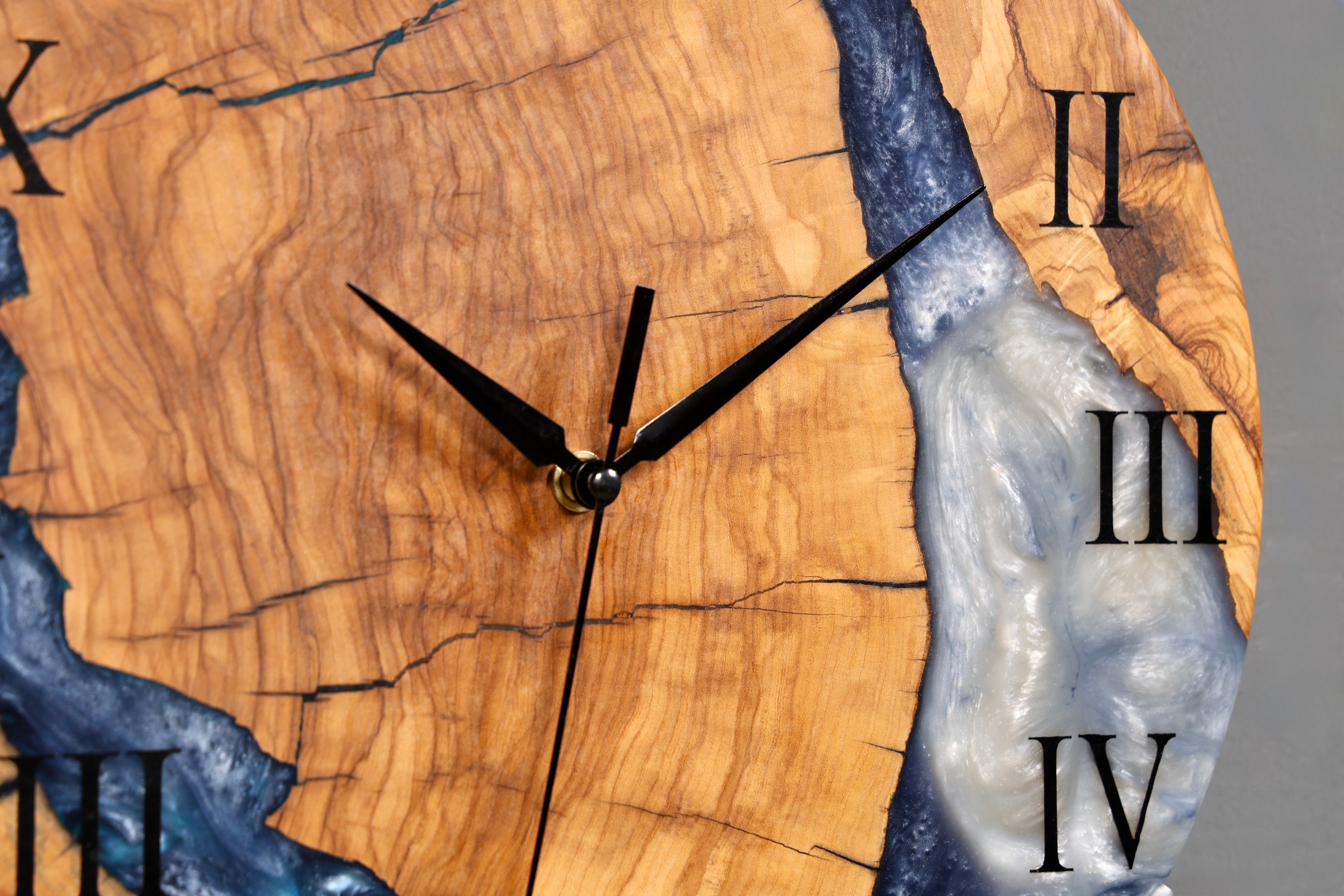 Horloge murale exclusive faite à la main en résine époxy, horloge olivier, horloge analogique en époxy