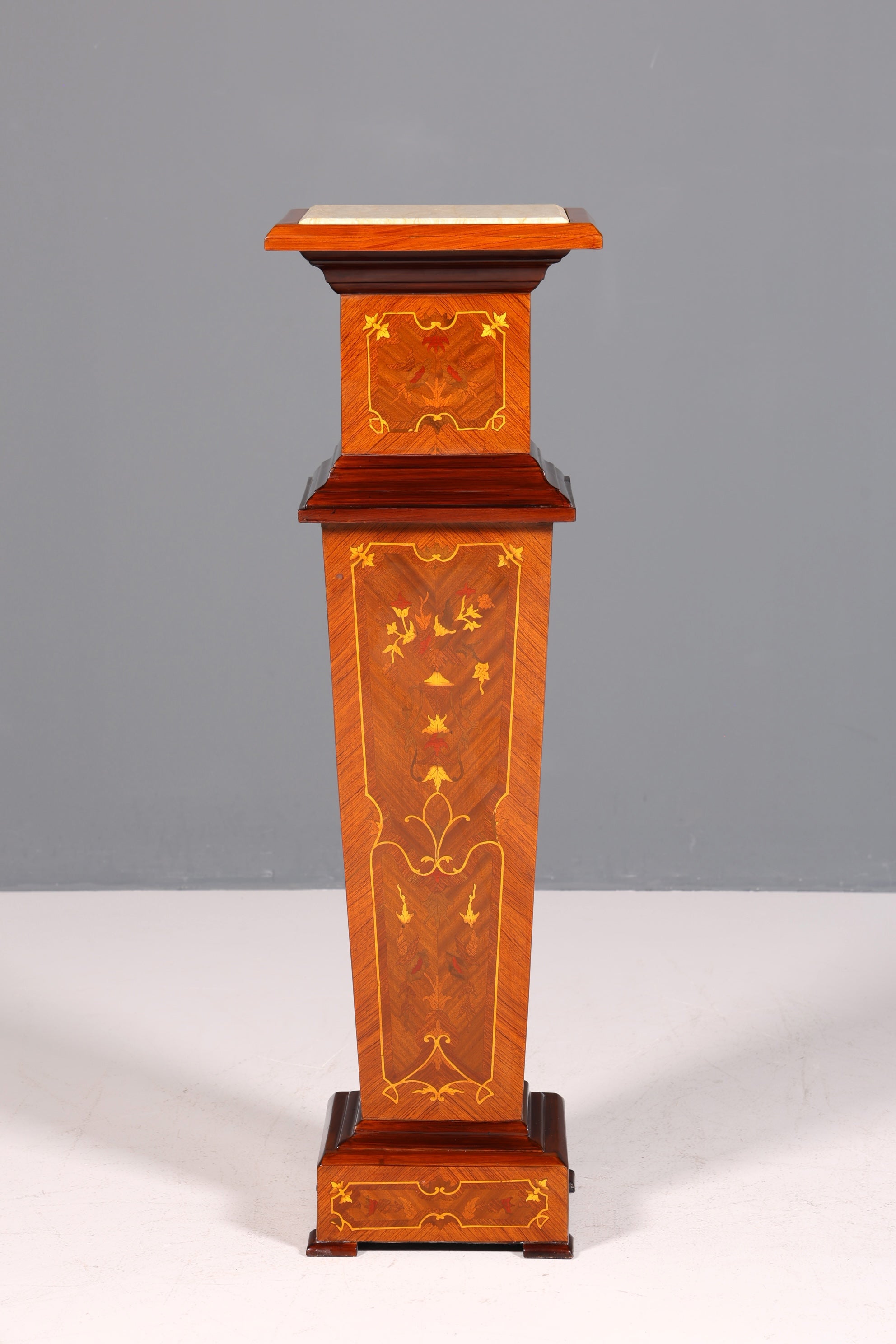 Colonne baroque onirique de style Louis XV, colonne fleurie en pierre naturelle, étagère en marbre, table