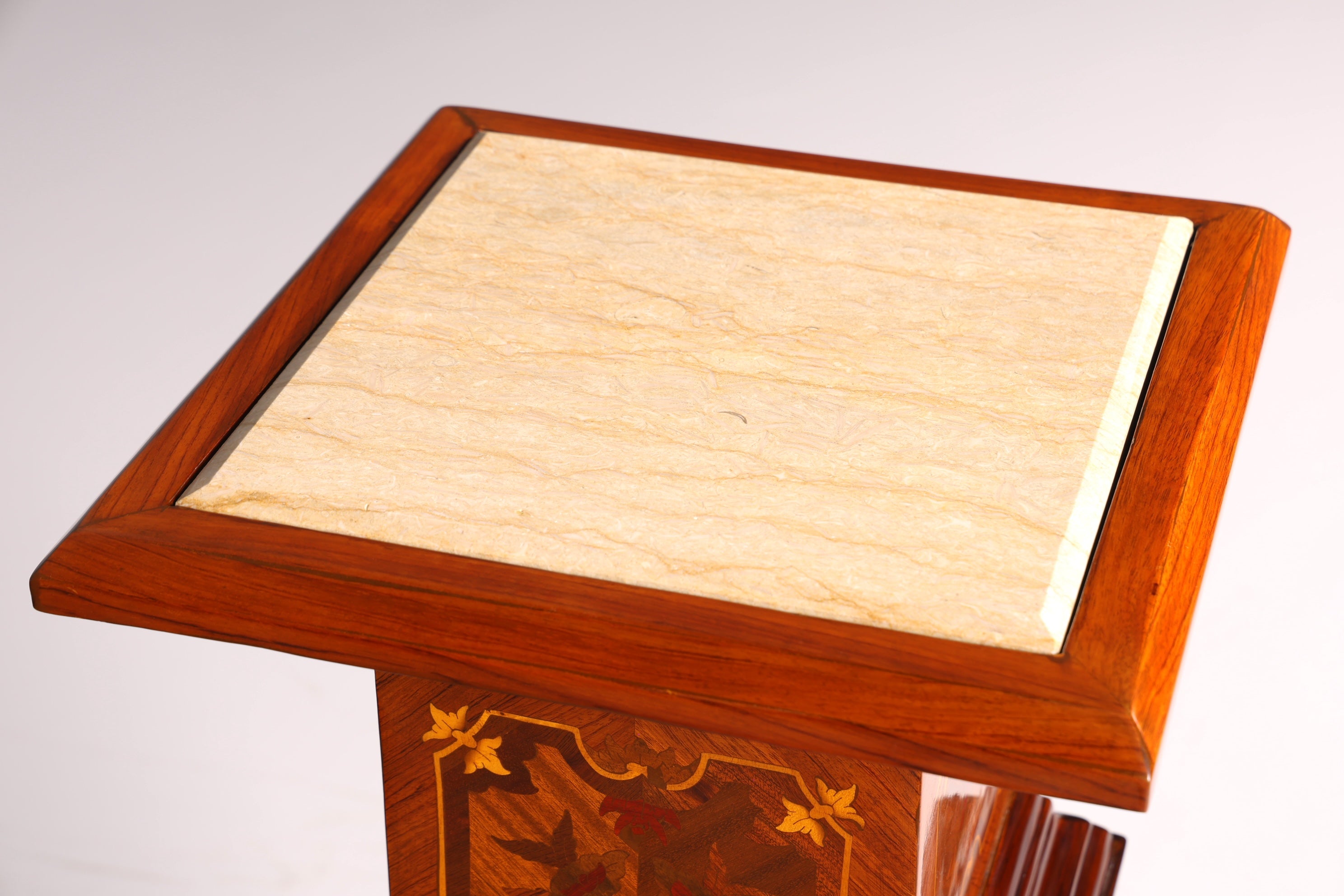 Colonne baroque onirique de style Louis XV, colonne fleurie en pierre naturelle, étagère en marbre, table