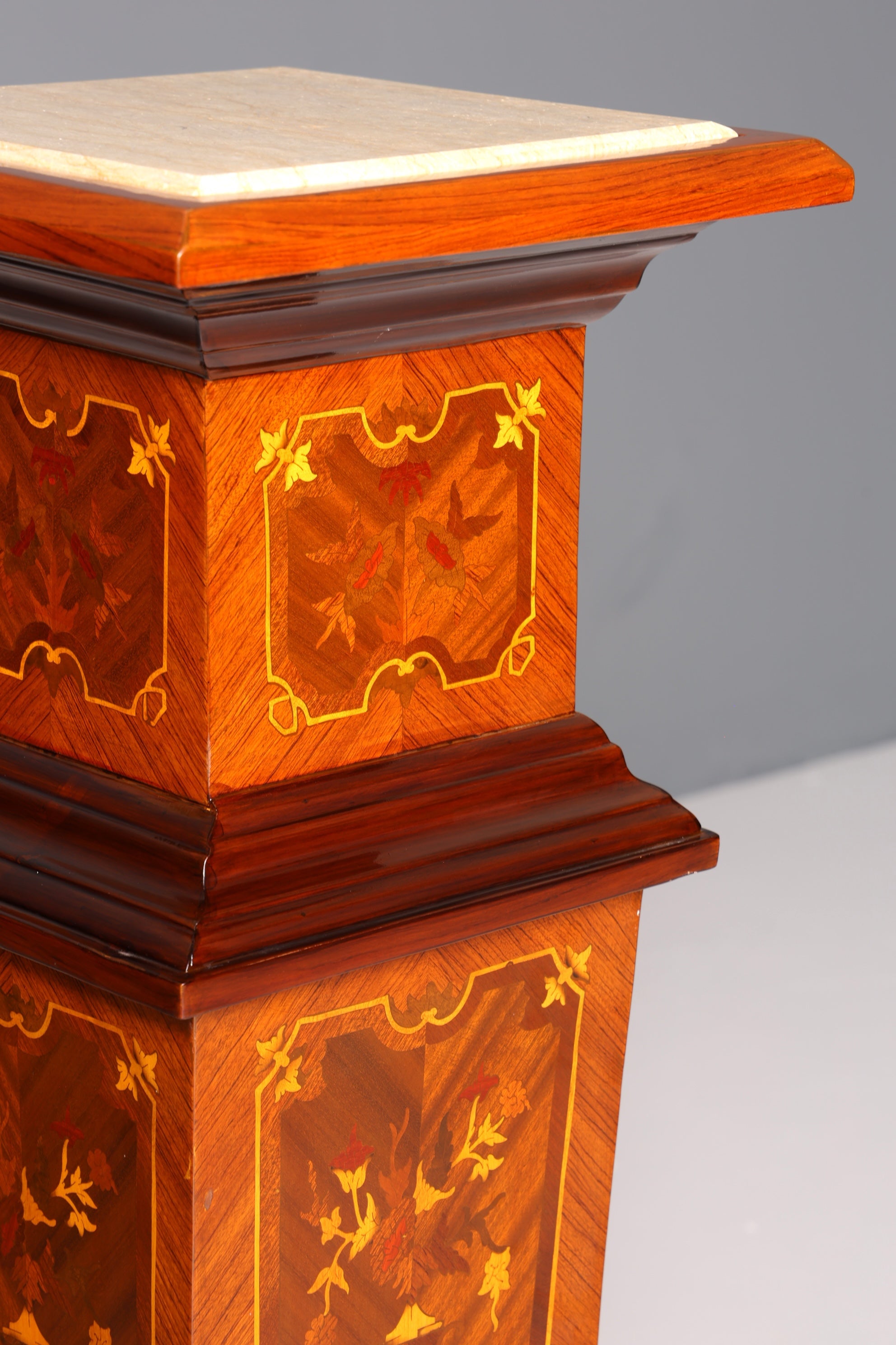 Colonne baroque onirique de style Louis XV, colonne fleurie en pierre naturelle, étagère en marbre, table