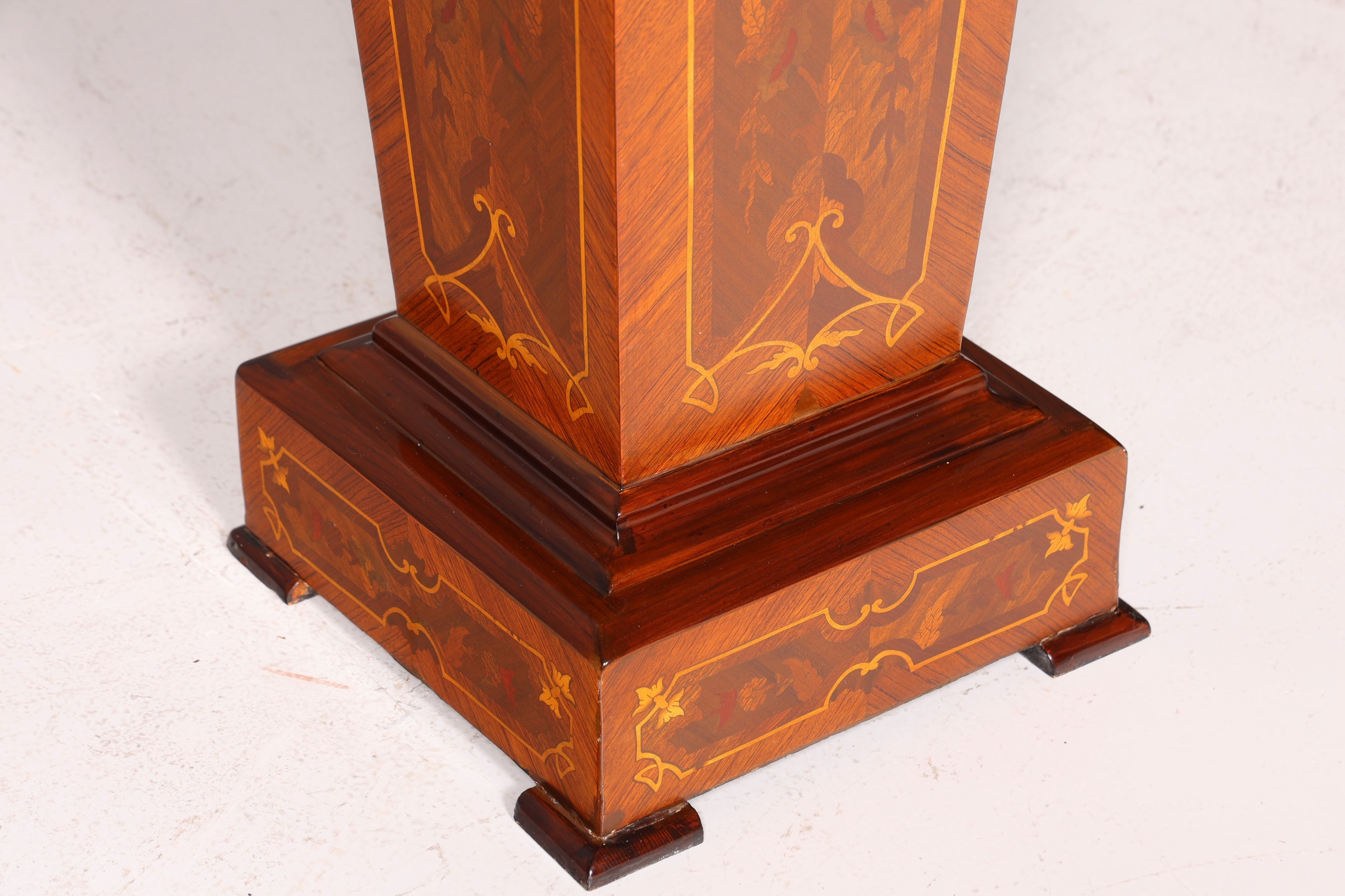 Colonne baroque onirique de style Louis XV, colonne fleurie en pierre naturelle, étagère en marbre, table