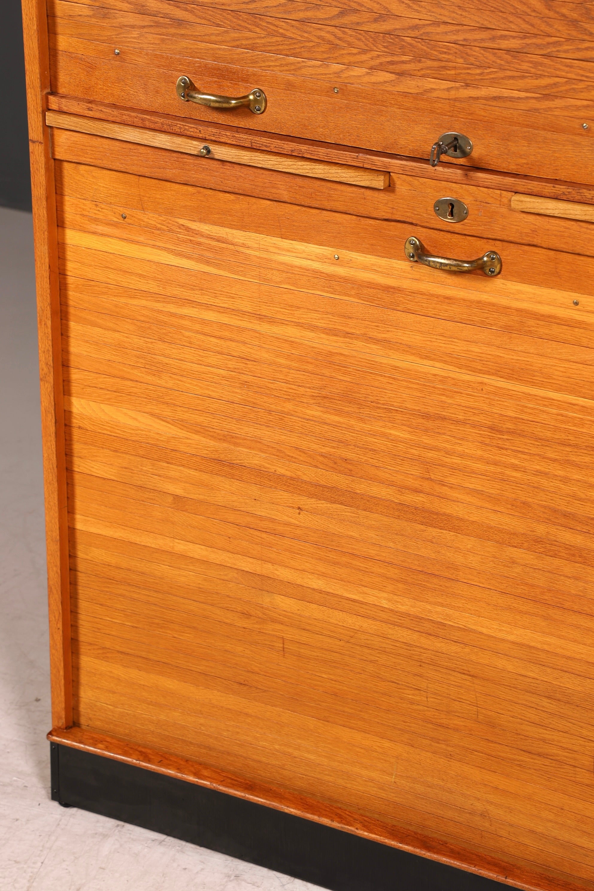Schlichter Mid Century Rollladenschrank Bauhaus Apothekerschrank Art Deco Büro Aktenschrank
