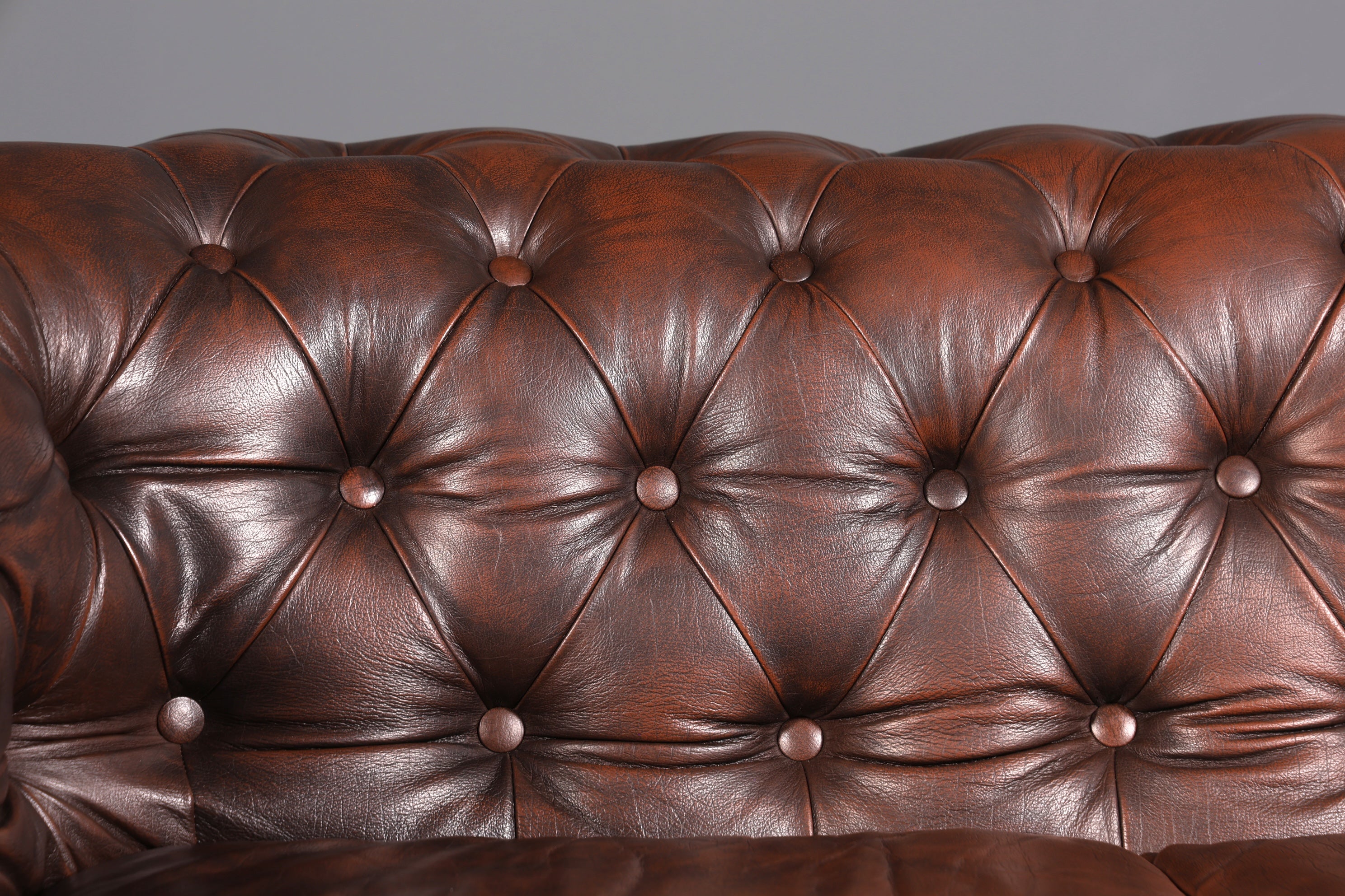 Wunderschönes Original Chesterfield Sofa Englisch echt Leder 2- Sitzer Couch