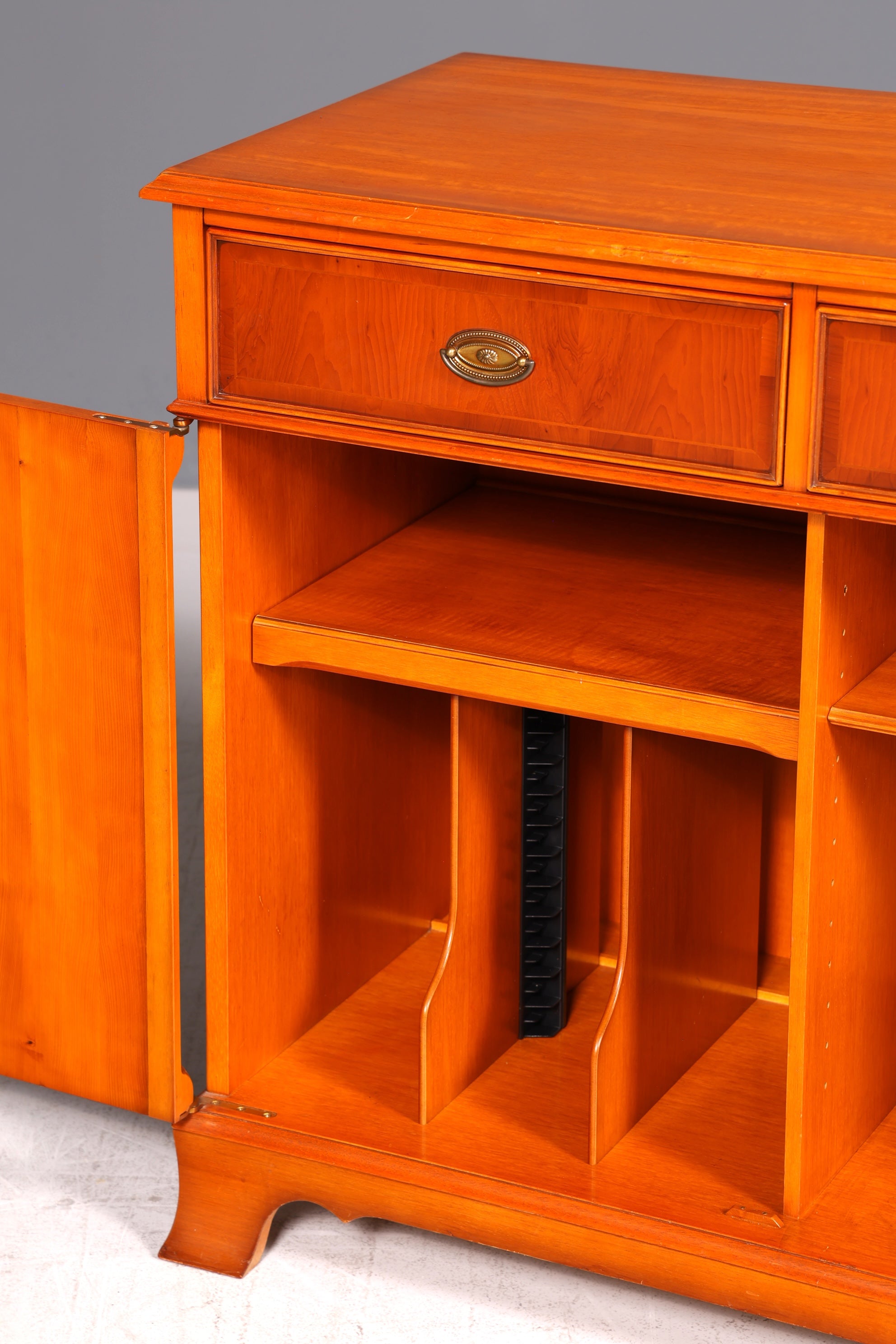 Traumhafter Original Heldense Schrank Eibe Antik Stil Kommode Sideboard Englisch England