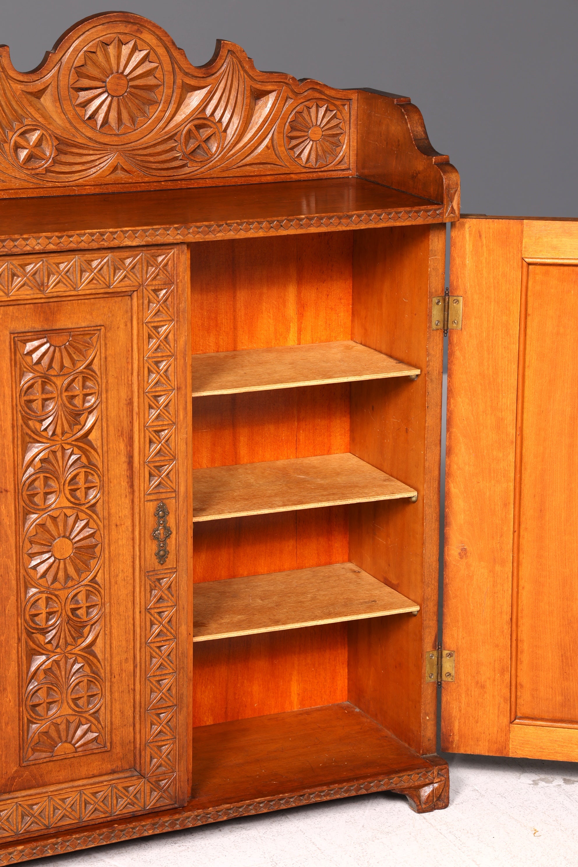 Traumhafter Antiker Schrank um 1900 Schnitzereien Massiv Holz Schränkchen Bauernschrank Vertiko Beistellschrank