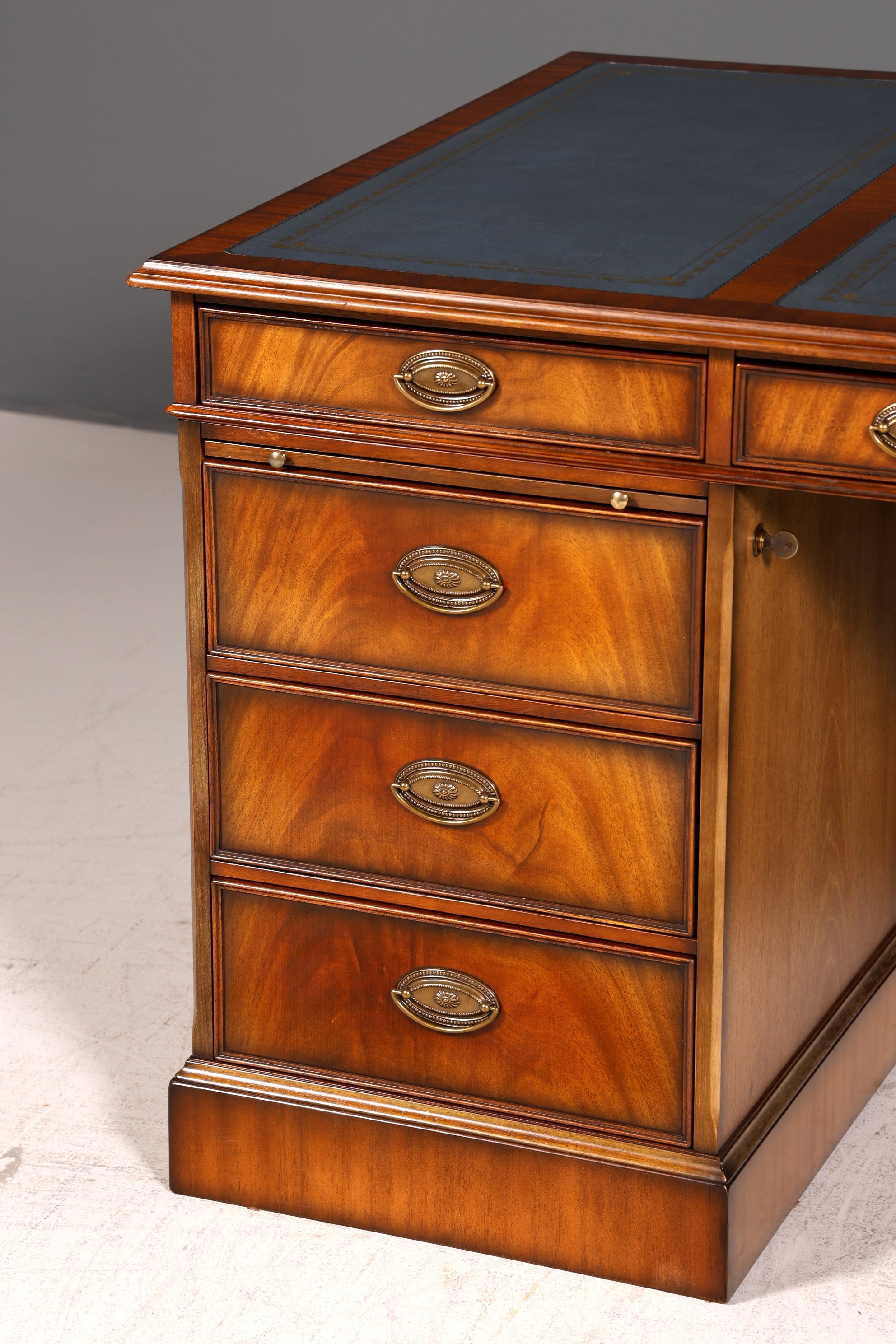 Wunderschöner Original Heldense Schreibtisch Mahagoni Echt Lederauflage Englisch Antik Stil Chefschreibtisch Partner Desk Bürotisch mit Besprechungsansatz