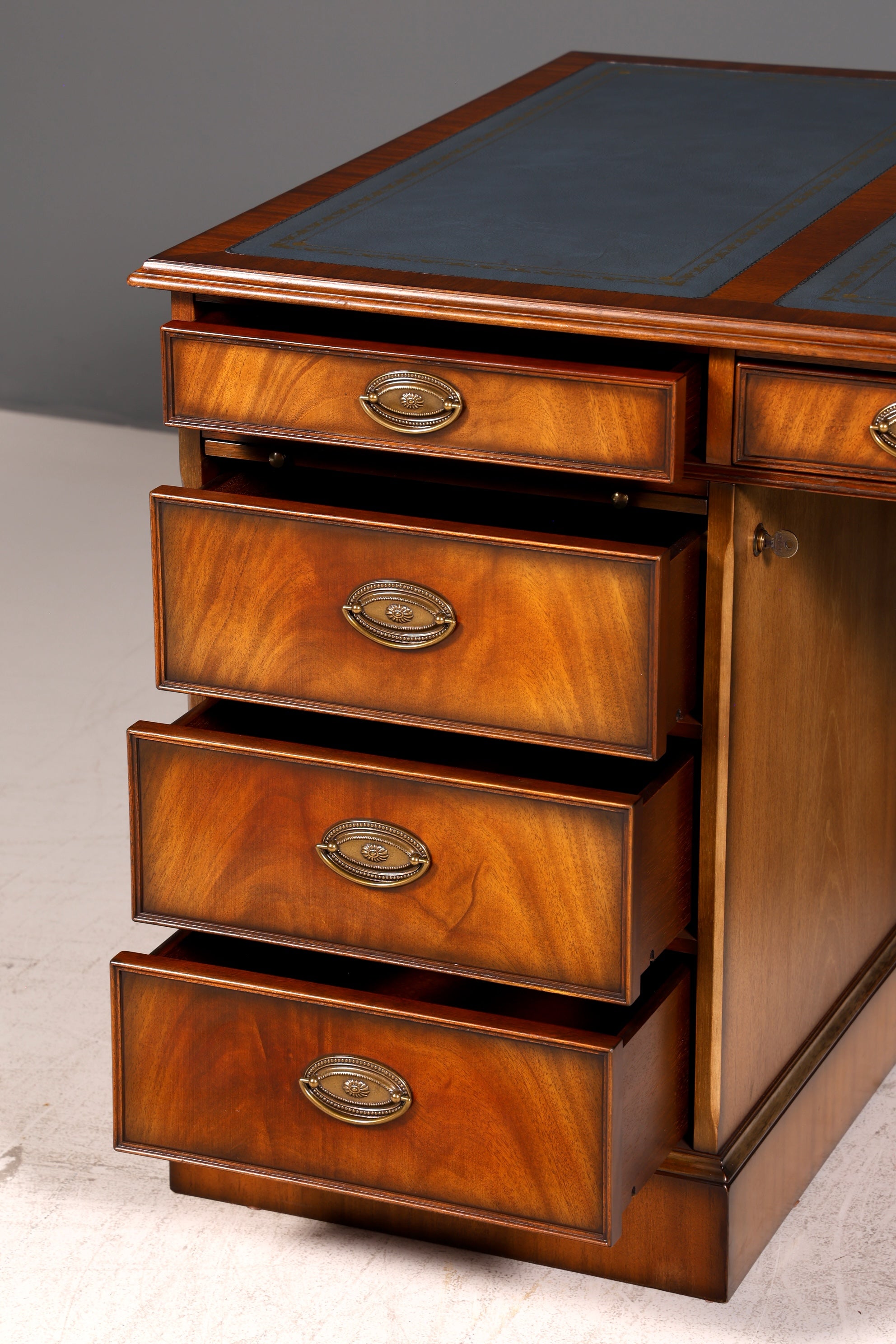 Wunderschöner Original Heldense Schreibtisch Mahagoni Echt Lederauflage Englisch Antik Stil Chefschreibtisch Partner Desk Bürotisch mit Besprechungsansatz
