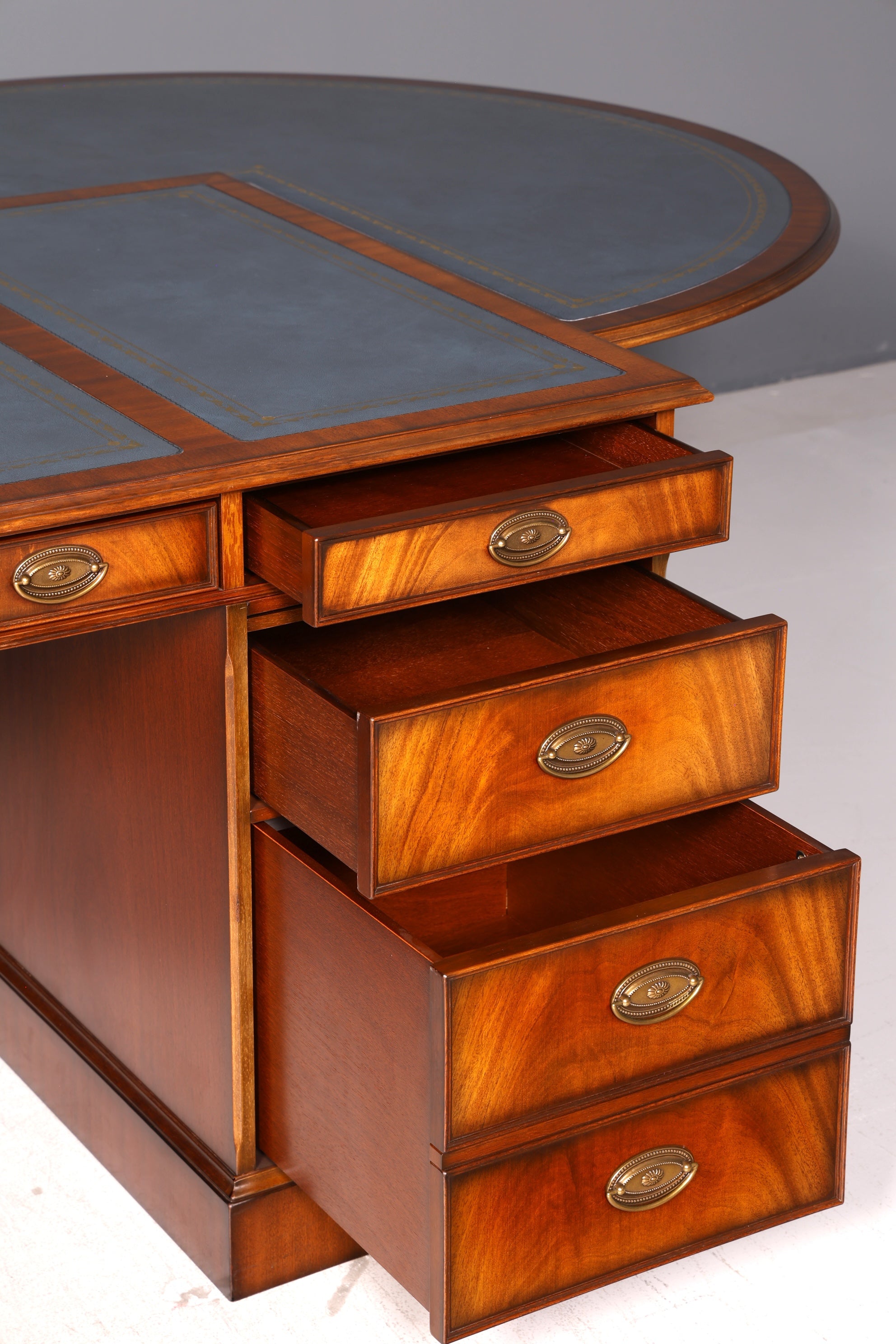 Wunderschöner Original Heldense Schreibtisch Mahagoni Echt Lederauflage Englisch Antik Stil Chefschreibtisch Partner Desk Bürotisch mit Besprechungsansatz