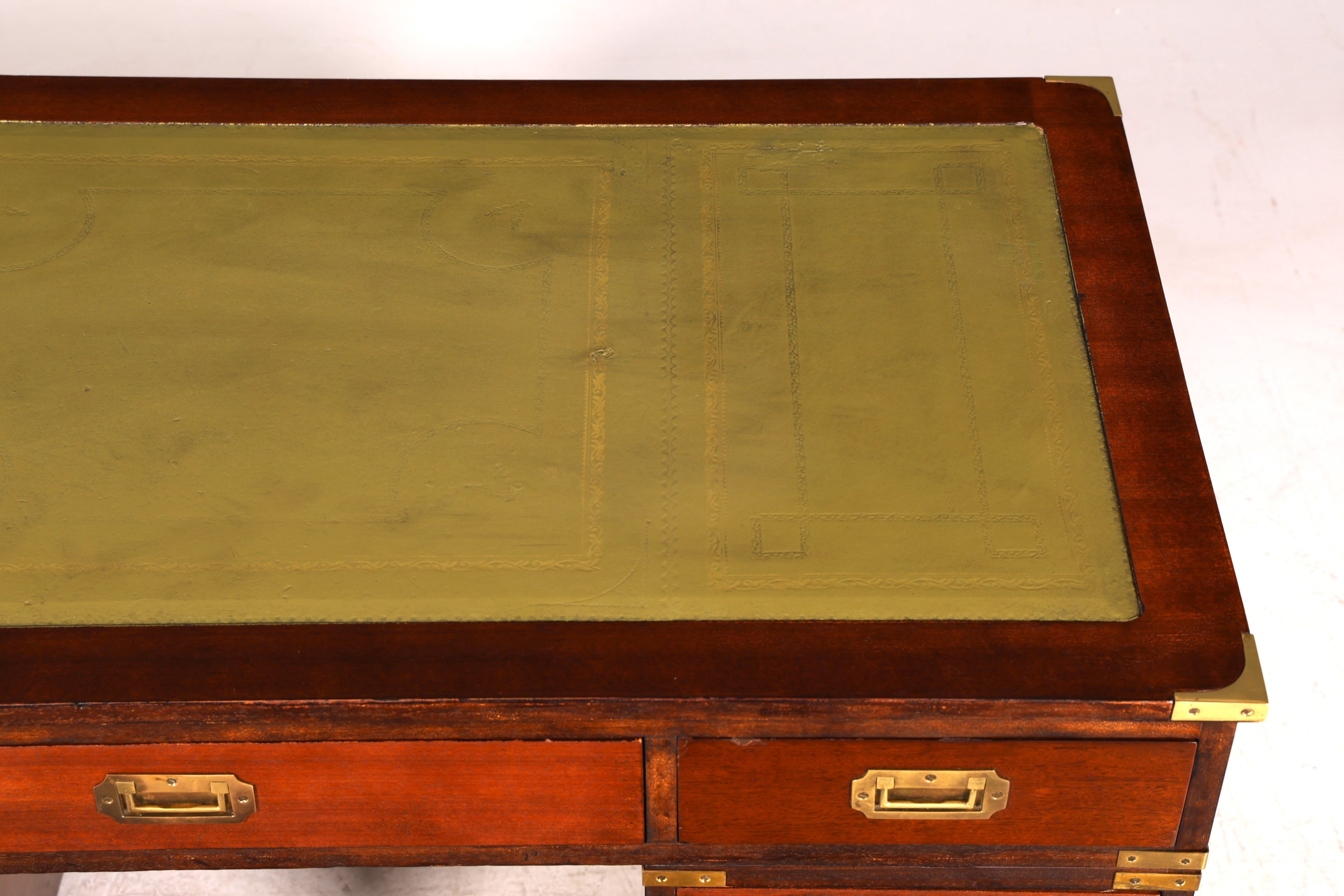Wunderschöner Maritimer Schreibtisch Englischer Military Chest Bürotisch Office Table mit echt Lederauflage