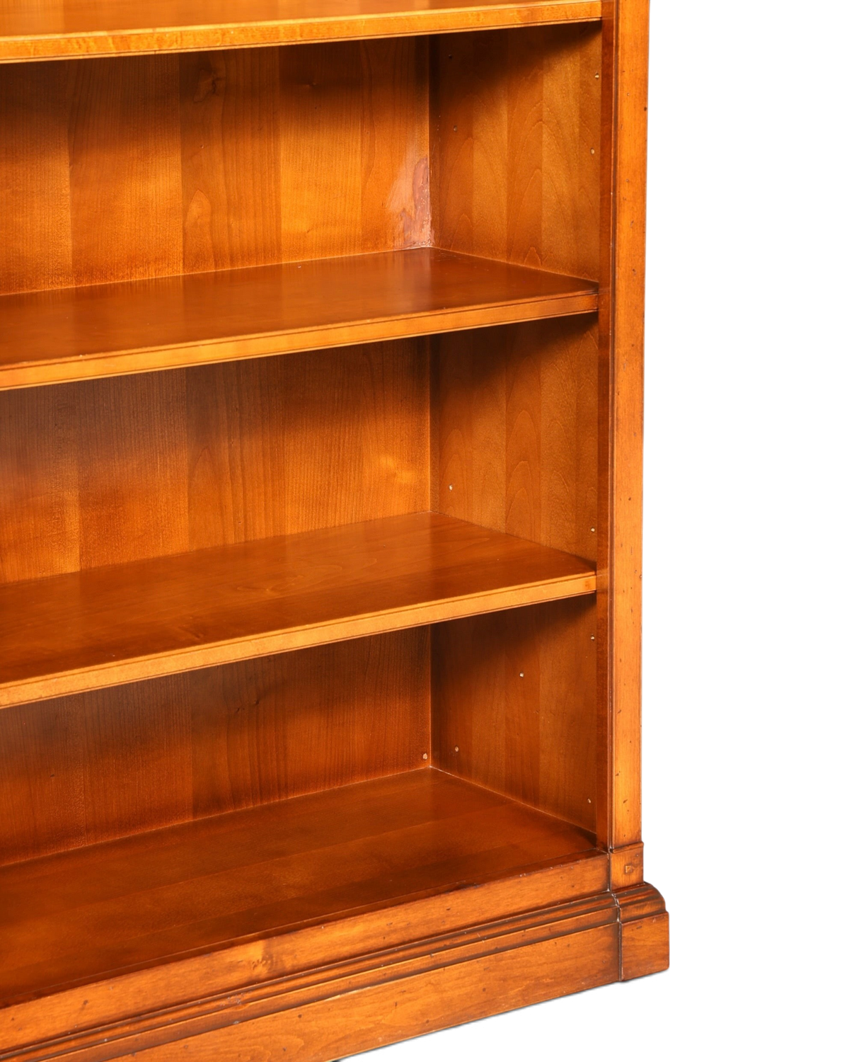 Hauptstadt Möblerei H907 Bücherregal aus warmem braunem Holz mit klassischen Regalböden und Sockeldetail