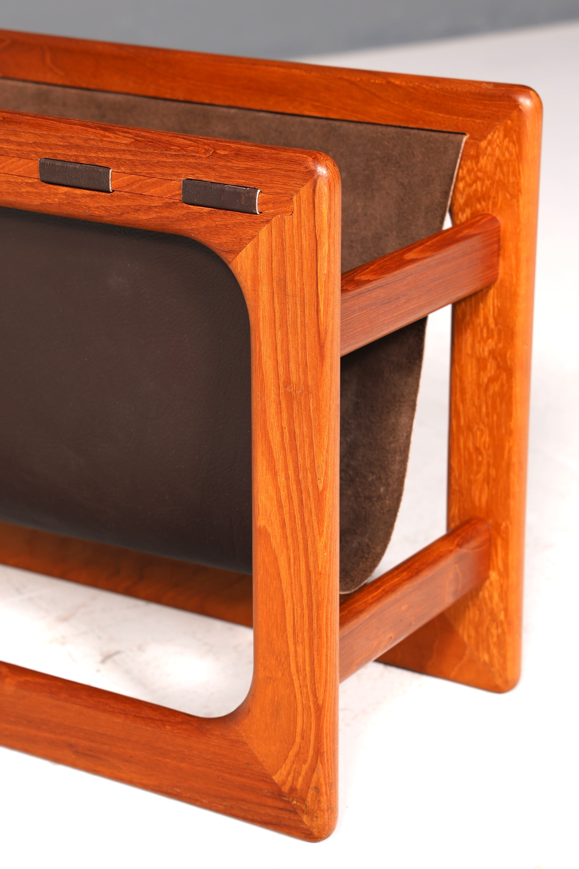 Wunderschöner Aksel Kjersgaard Zeitungsständer Mid Century Zeitschriften Ablage echt Leder Magazin Rack Teak Holz Buchablage 60s