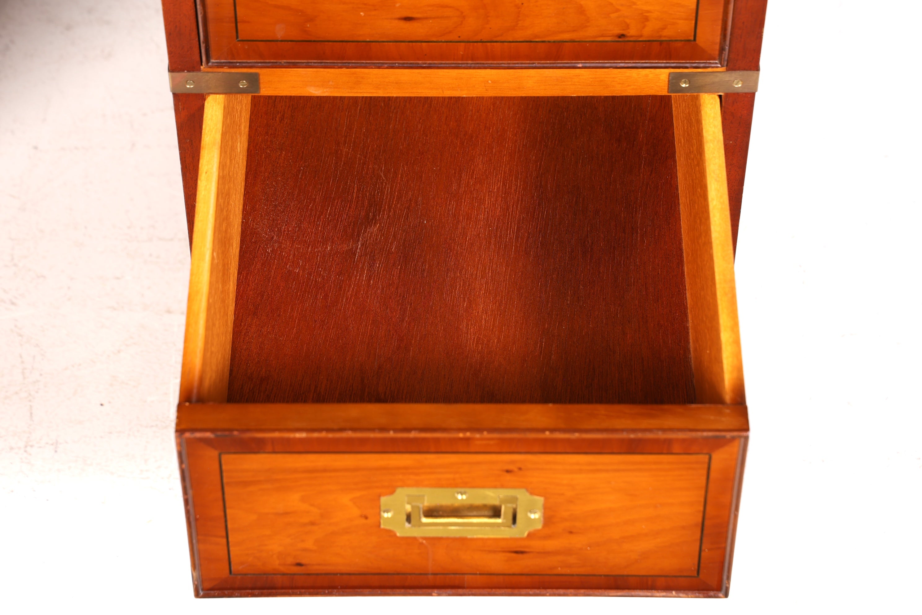 Bureau élégant de style maritime, inspiré des bureaux militaires anglais, avec plateau en cuir véritable.