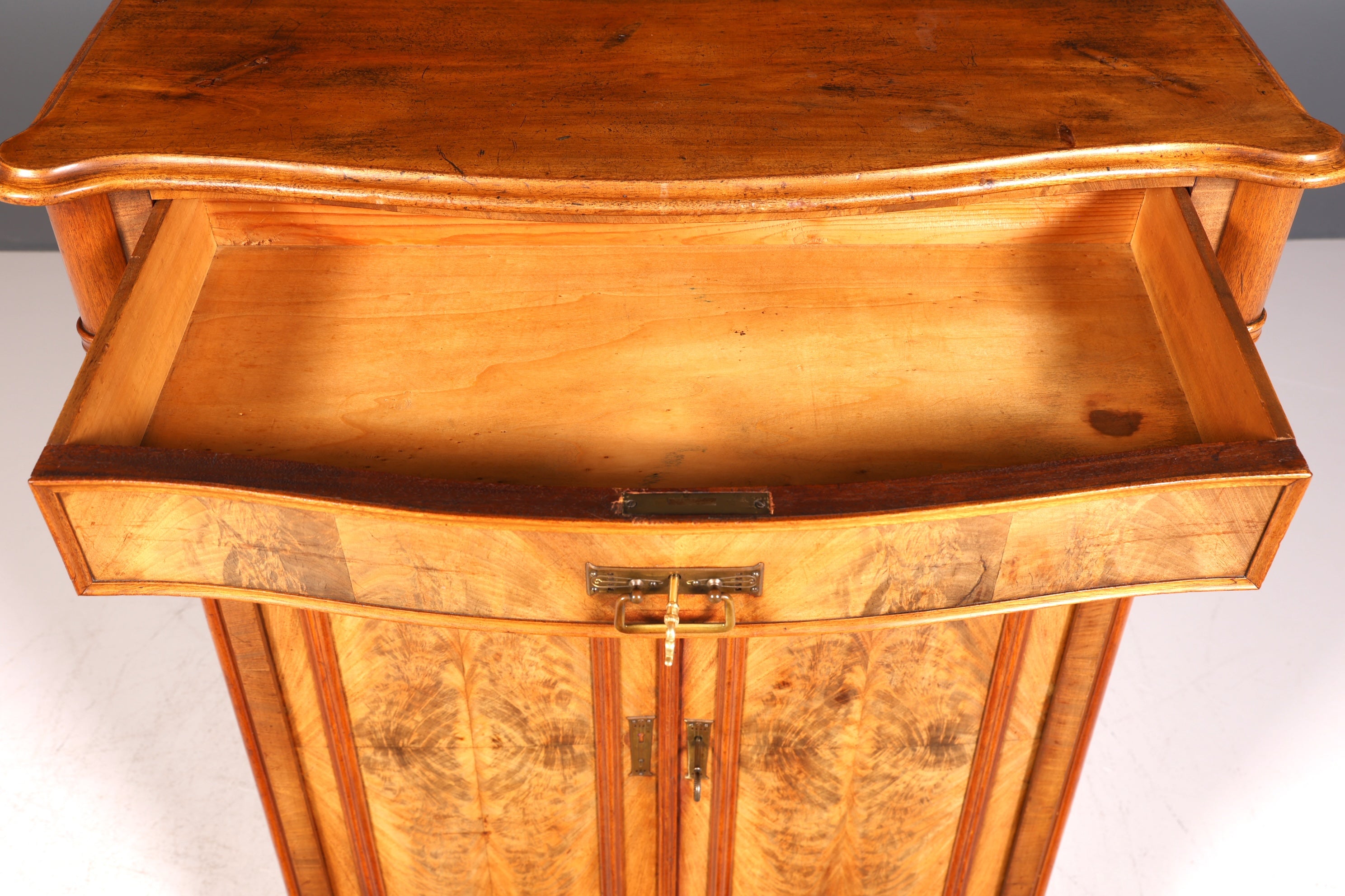 Meuble onirique Louis Philippe vers 1880, style Gründerzeit, meuble haut Vertiko