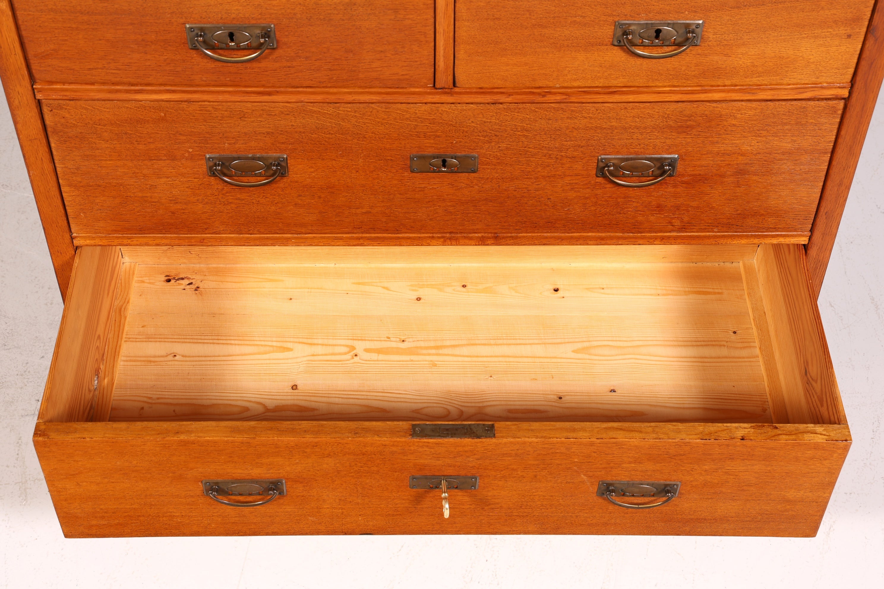 Commode Art Nouveau onirique vers 1910, buffet ancien, coffre à linge