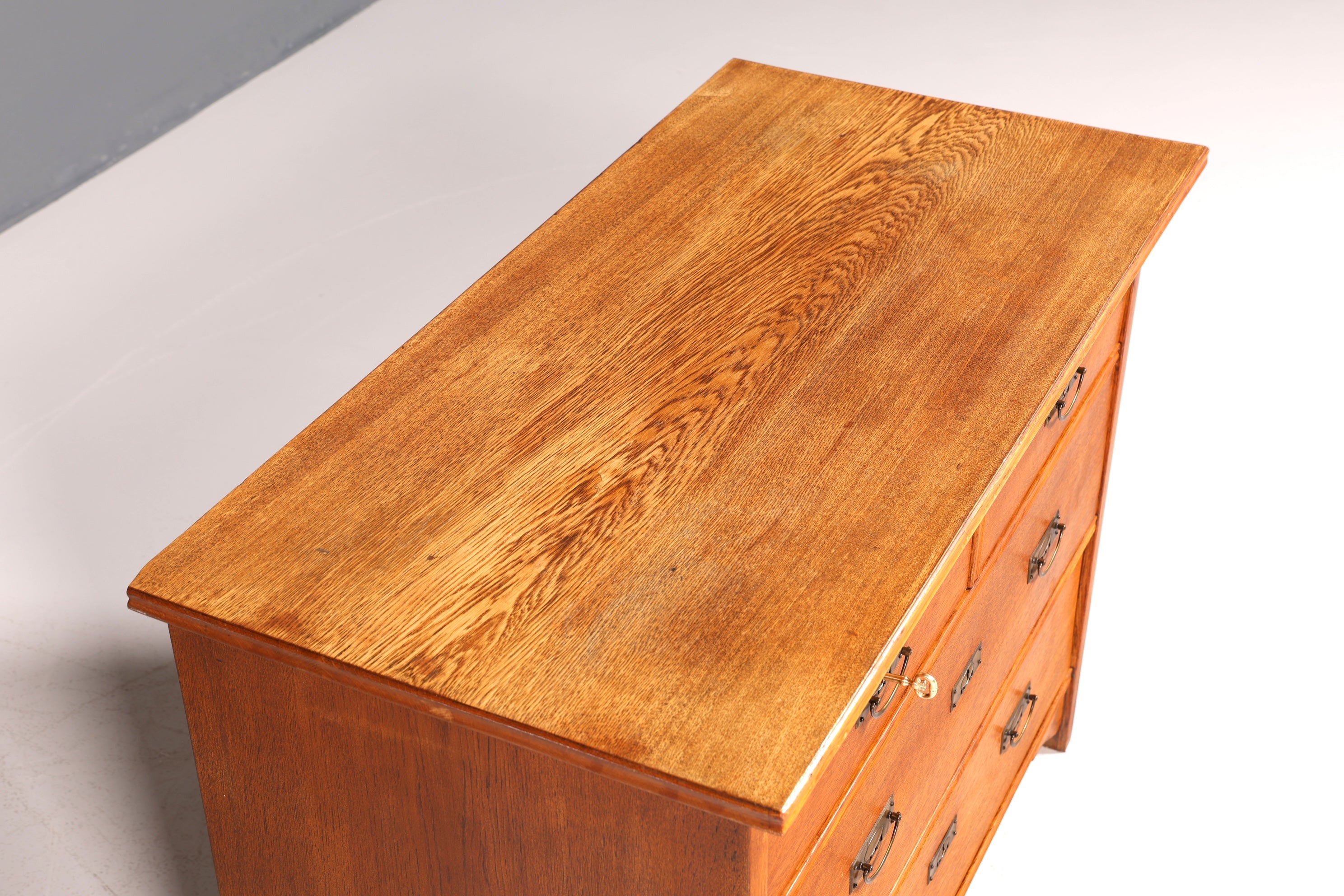 Commode Art Nouveau onirique vers 1910, buffet ancien, coffre à linge