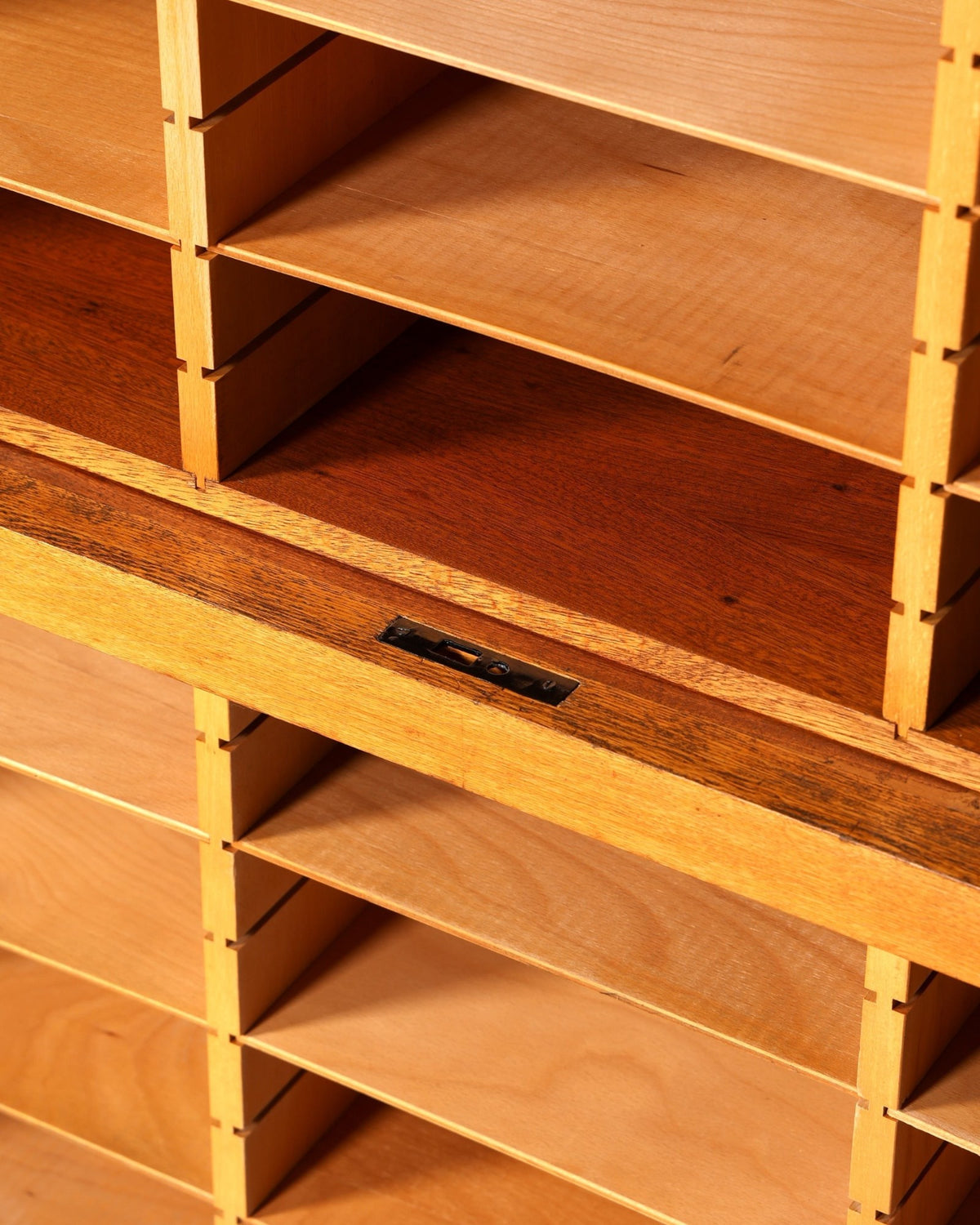 Stilvoller Mid Century Rollladenschrank Bauhaus Apothekerschrank Art Deco Büro Aktenschrank