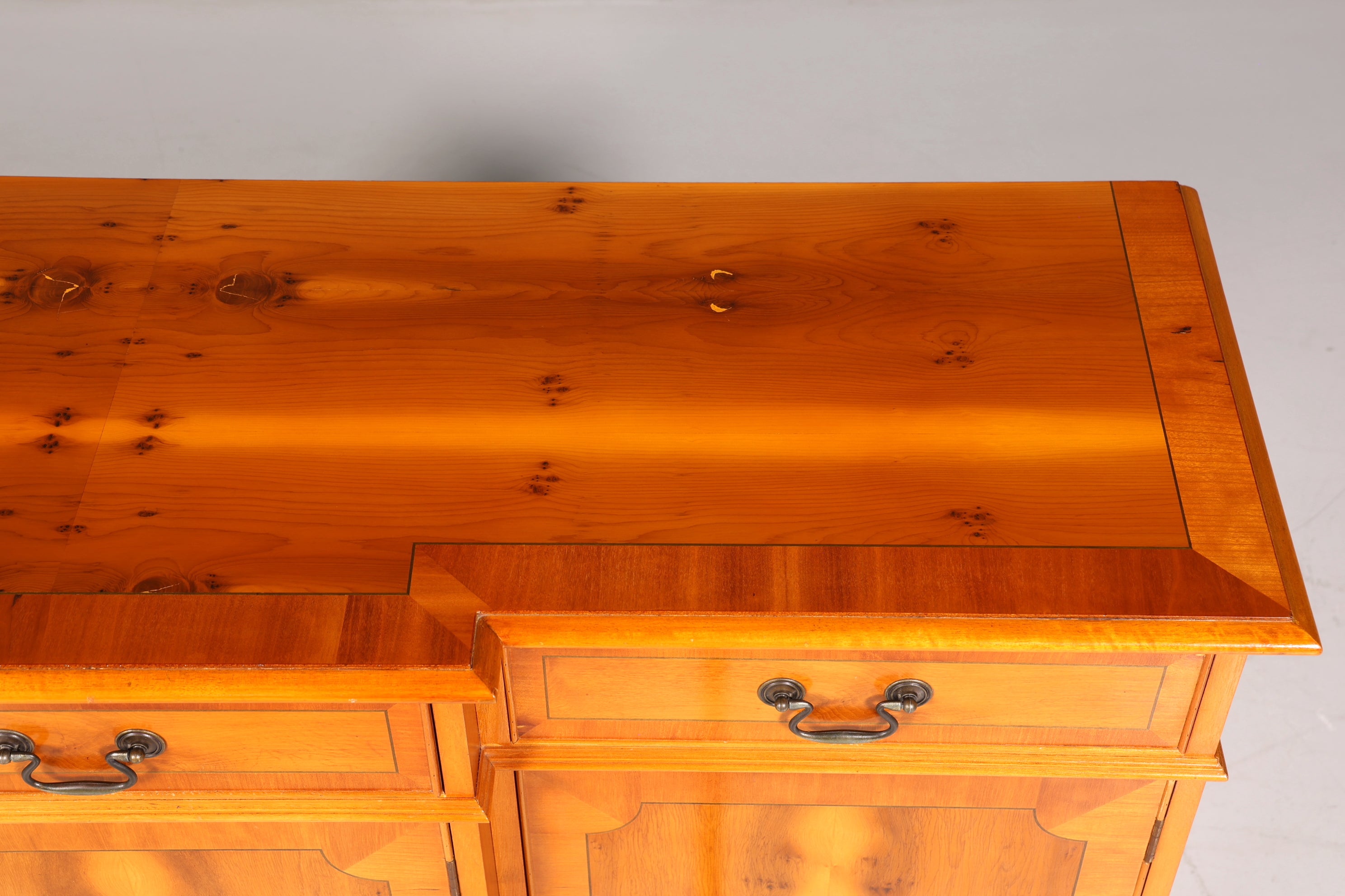 Wunderschönes Englisches Sideboard Eibe Schrank Antik Stil Buffetschrank Kommode