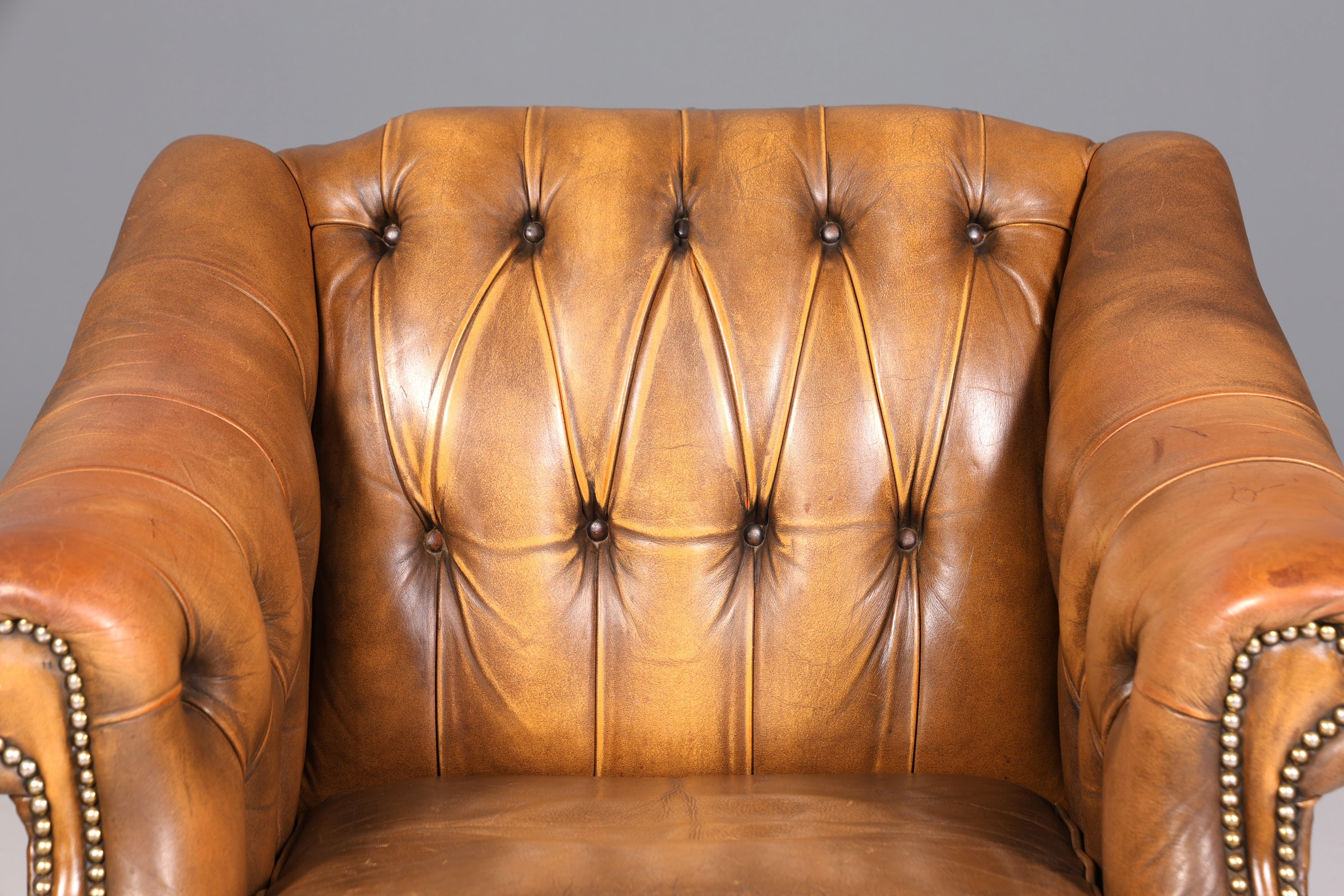 Magnifique et rare fauteuil Chesterfield, fauteuil anglais en cuir, fauteuil de gentleman, 1 sur 2