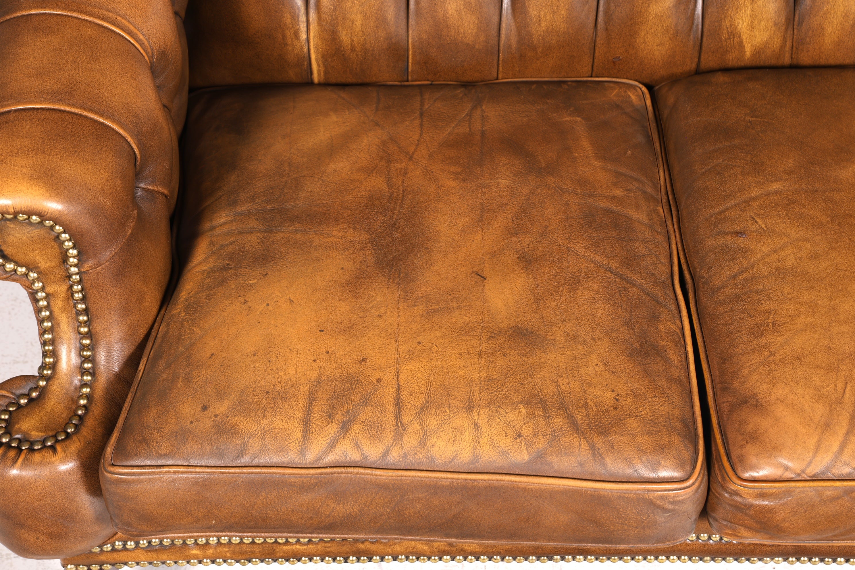 Magnifique et rare canapé Chesterfield original, canapé 2 places, canapé anglais capitonné