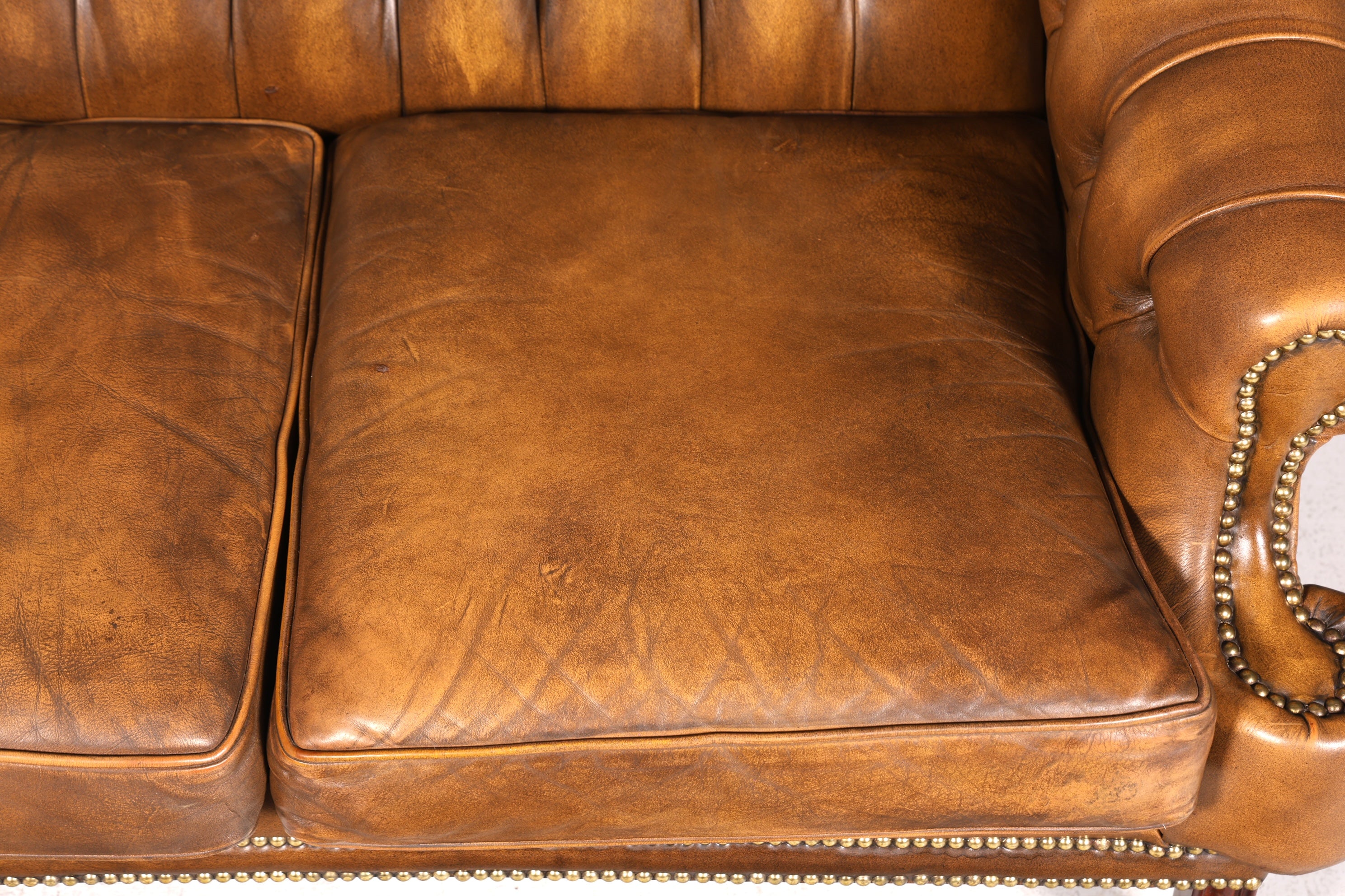 Magnifique et rare canapé Chesterfield original, canapé 2 places, canapé anglais capitonné