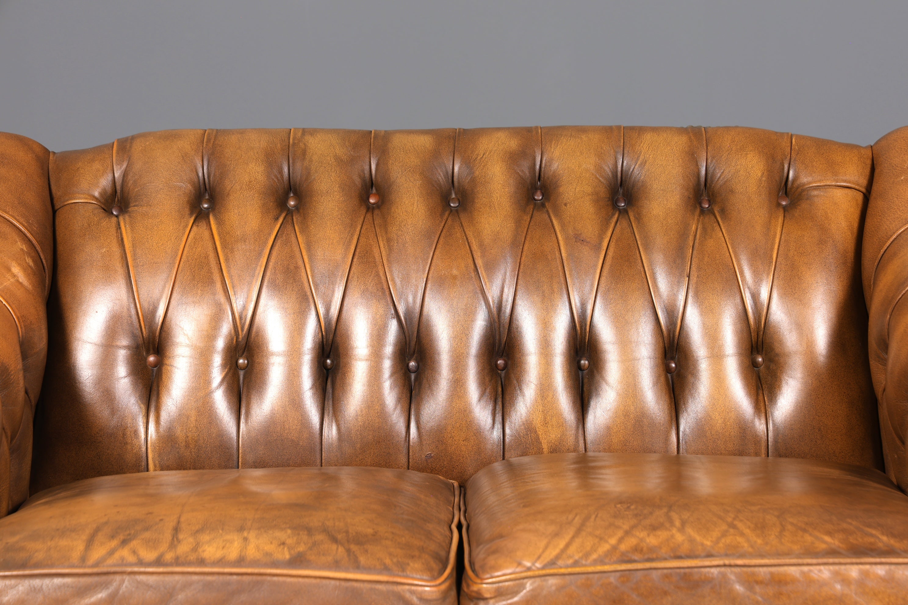 Magnifique et rare canapé Chesterfield original, canapé 2 places, canapé anglais capitonné