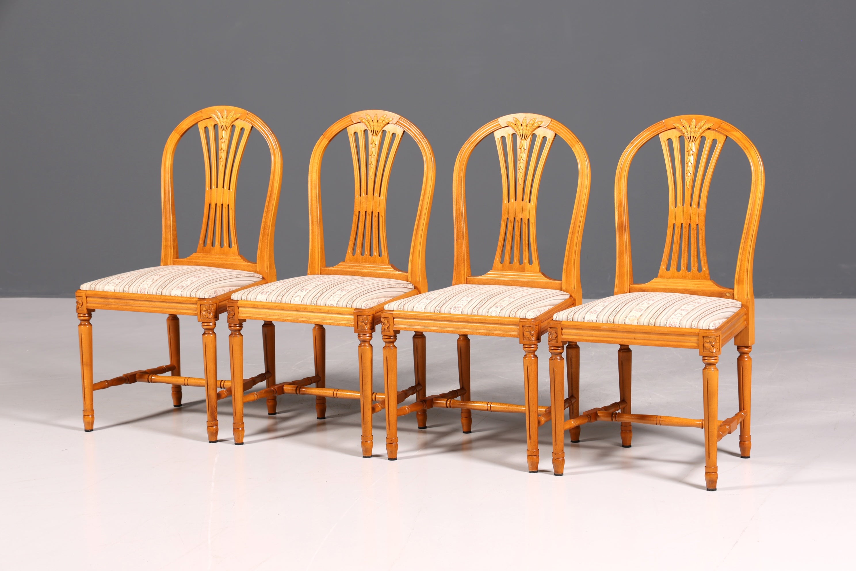 Ensemble de 4 chaises de style gustavien, chaises de cuisine anglaises, chaises de salle à manger de style antique