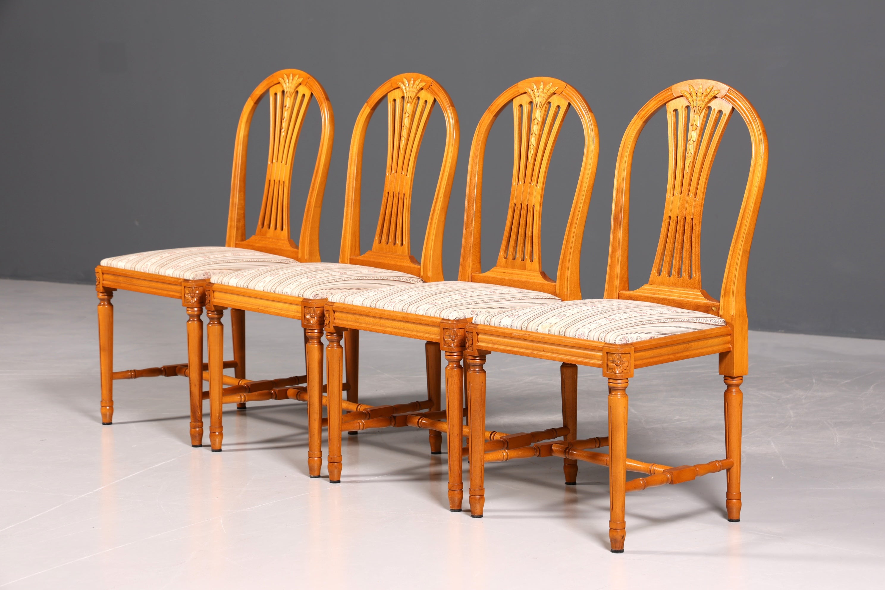 Ensemble de 4 chaises de style gustavien, chaises de cuisine anglaises, chaises de salle à manger de style antique