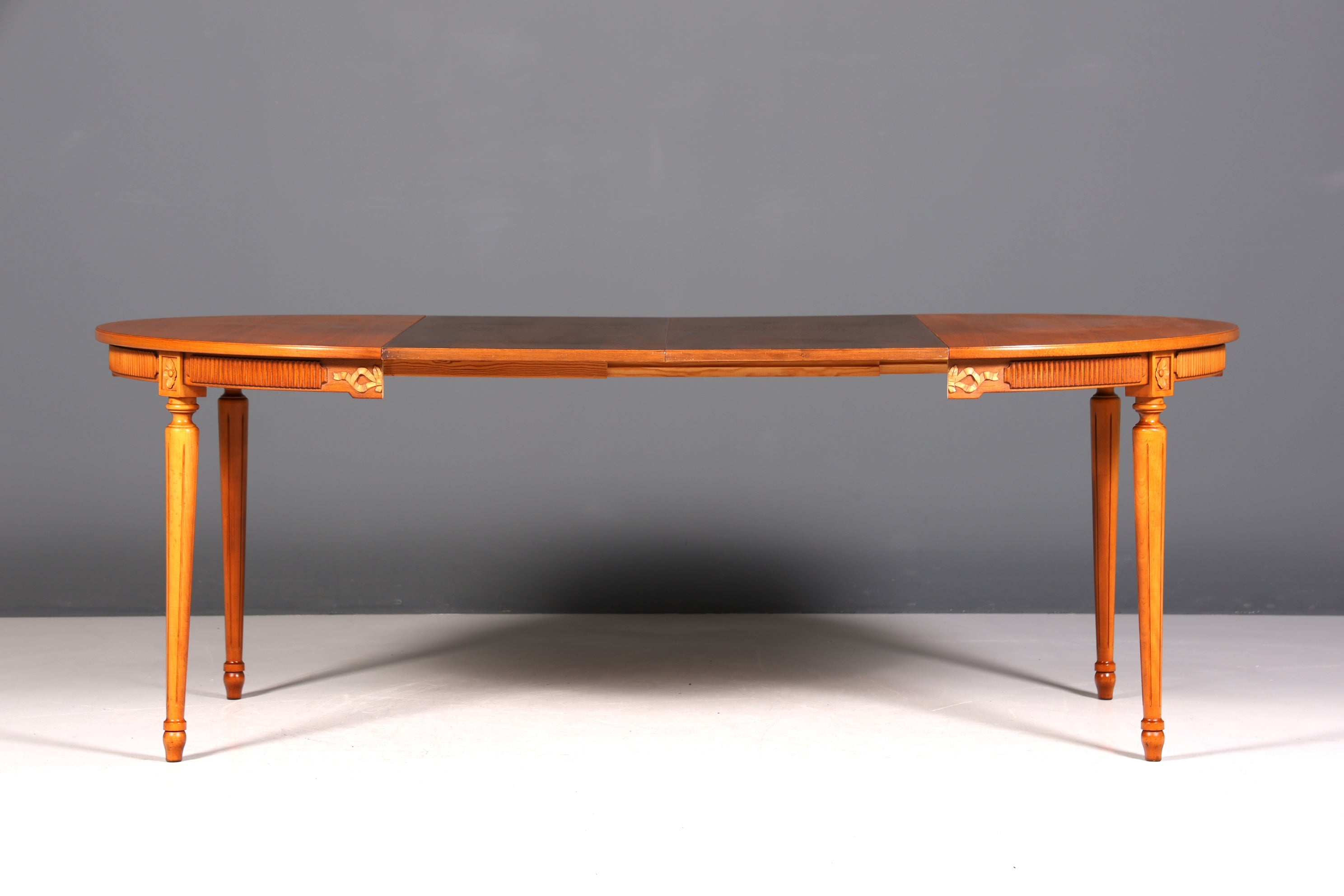 Belle table de cuisine extensible de style gustavien, table de salle à manger en if de style ancien