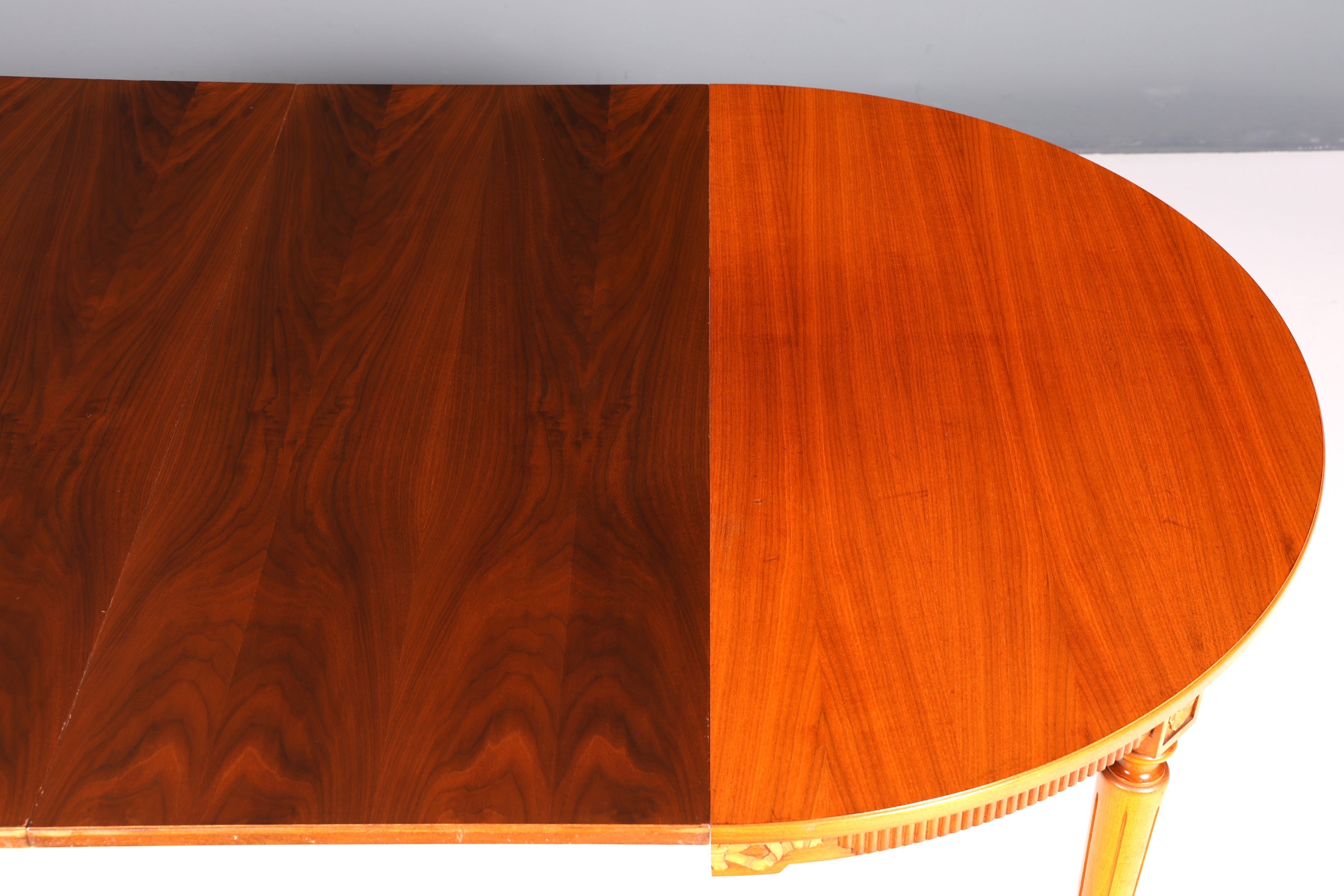 Belle table de cuisine extensible de style gustavien, table de salle à manger en if de style ancien