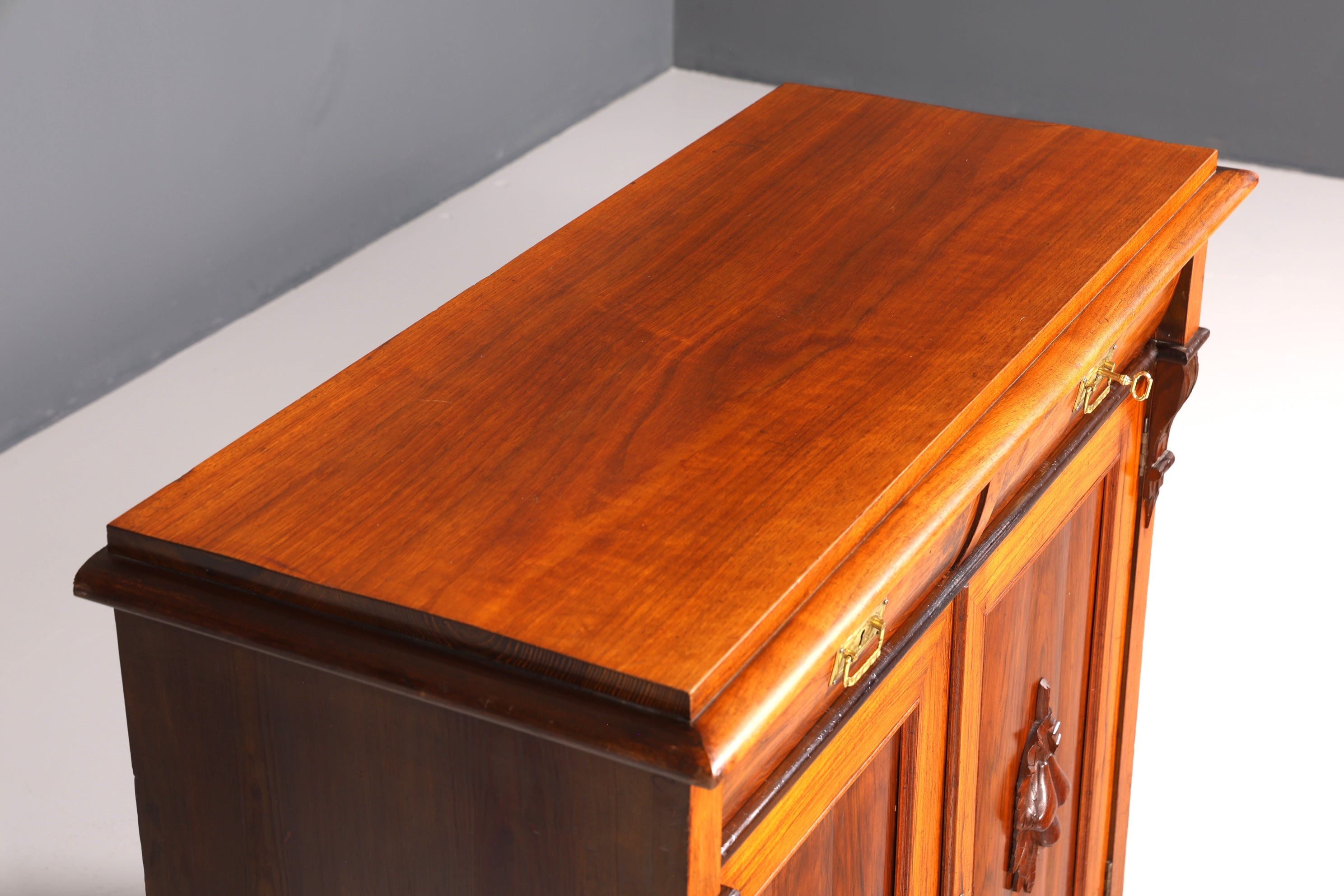 Magnifique cabinet Gründerzeit (fin du XIXe siècle), commode Art nouveau, buffet ancien, coiffeuse