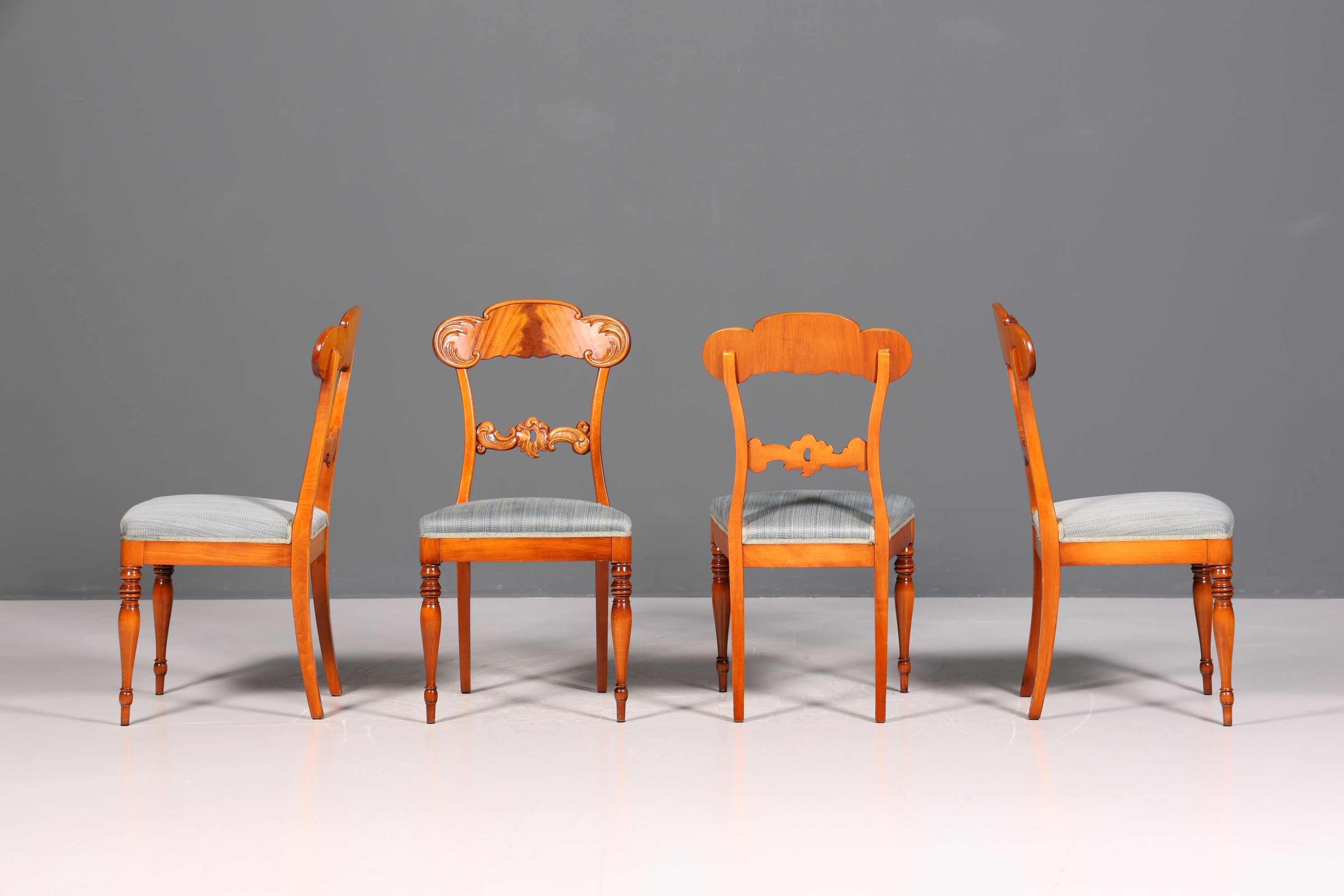 Ensemble de 4 chaises anciennes de style Biedermeier, style Louis Philippe, pour cuisine ou salle à manger.